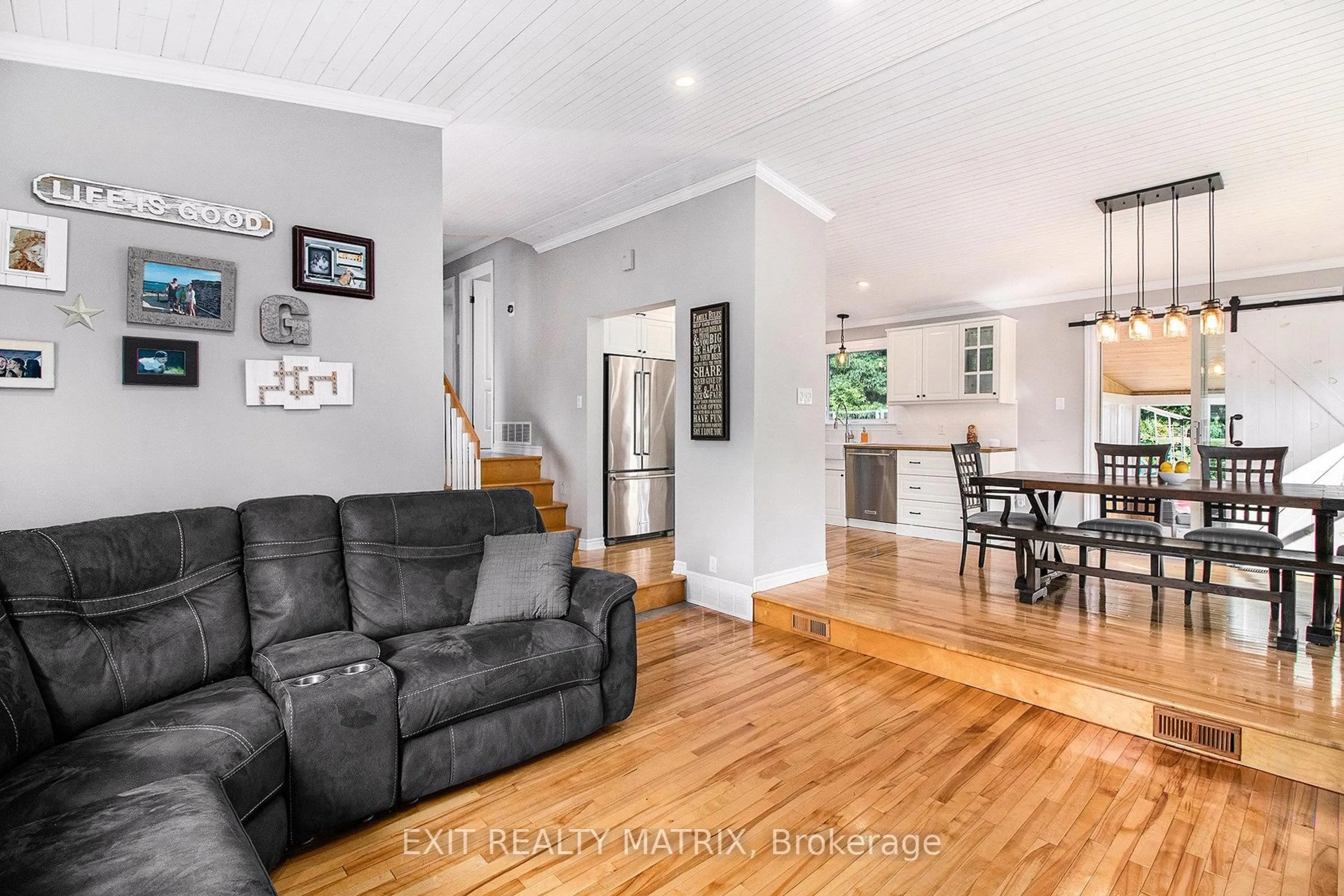 Living room with furniture, unknown for 24 Ste Therese Blvd, Russell Ontario K0A 1W0