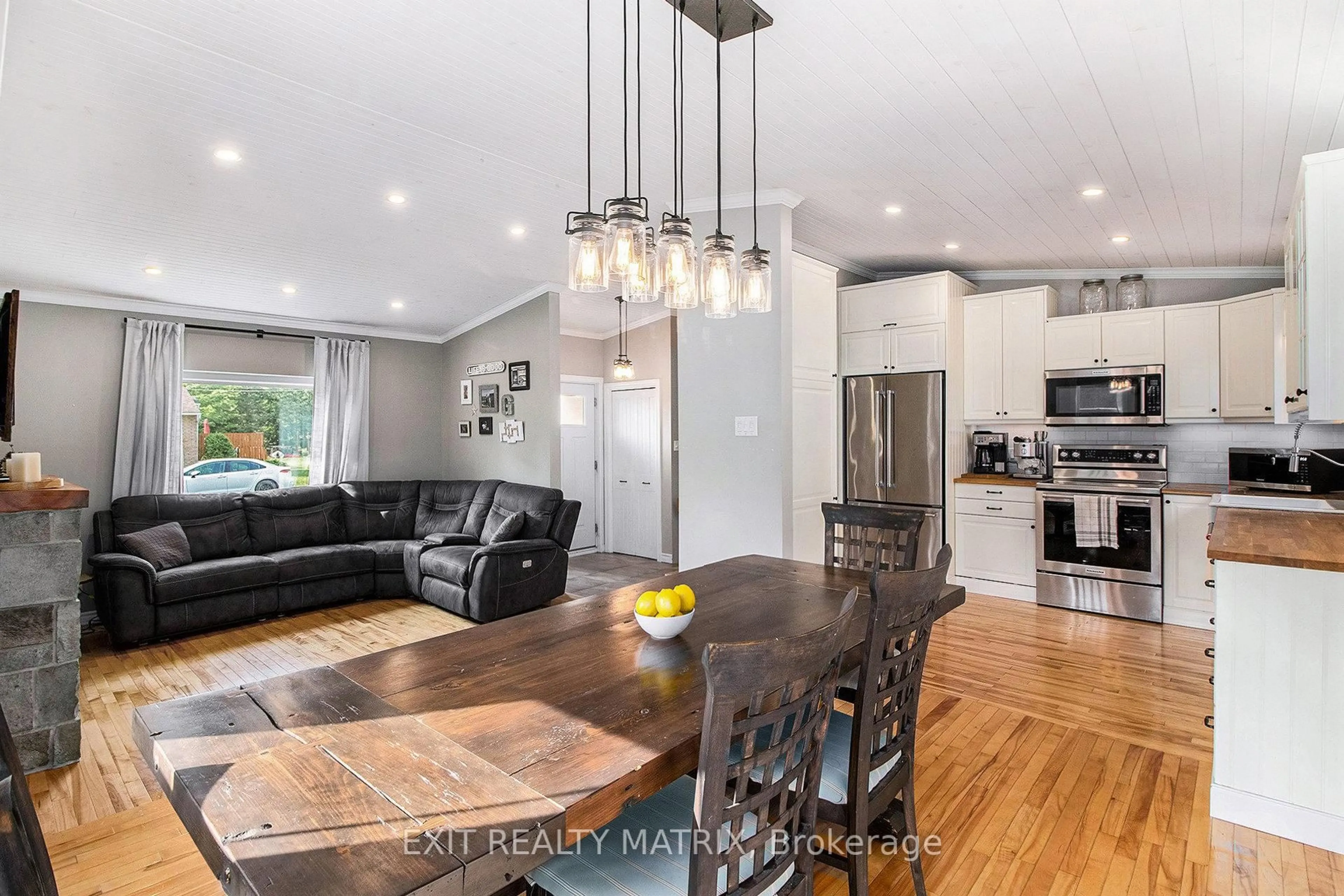 Open concept kitchen, wood/laminate floor for 24 Ste Therese Blvd, Russell Ontario K0A 1W0