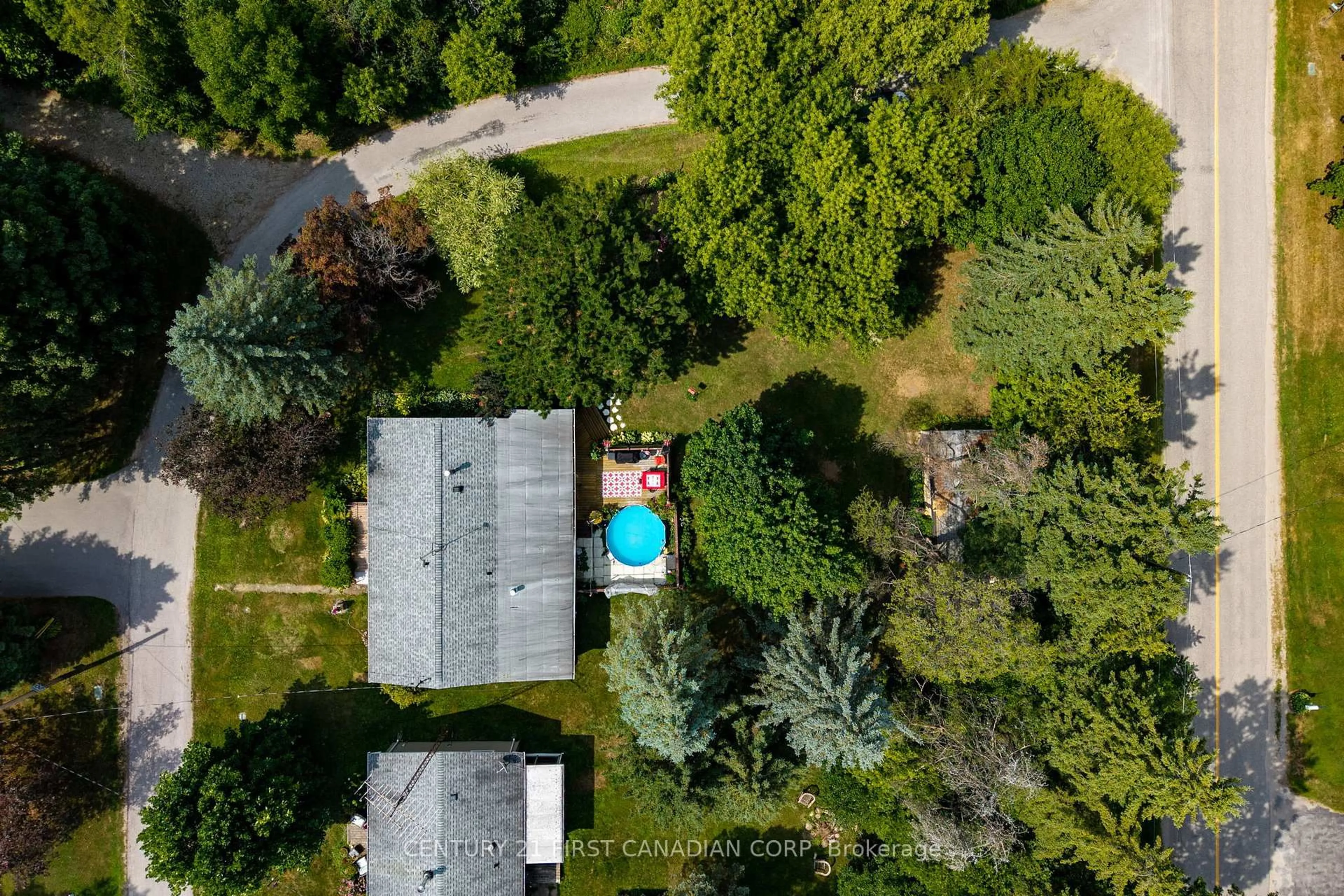 A pic from outside/outdoor area/front of a property/back of a property/a pic from drone, street for 21084 Riverview Dr, Thames Centre Ontario N0M 2P0