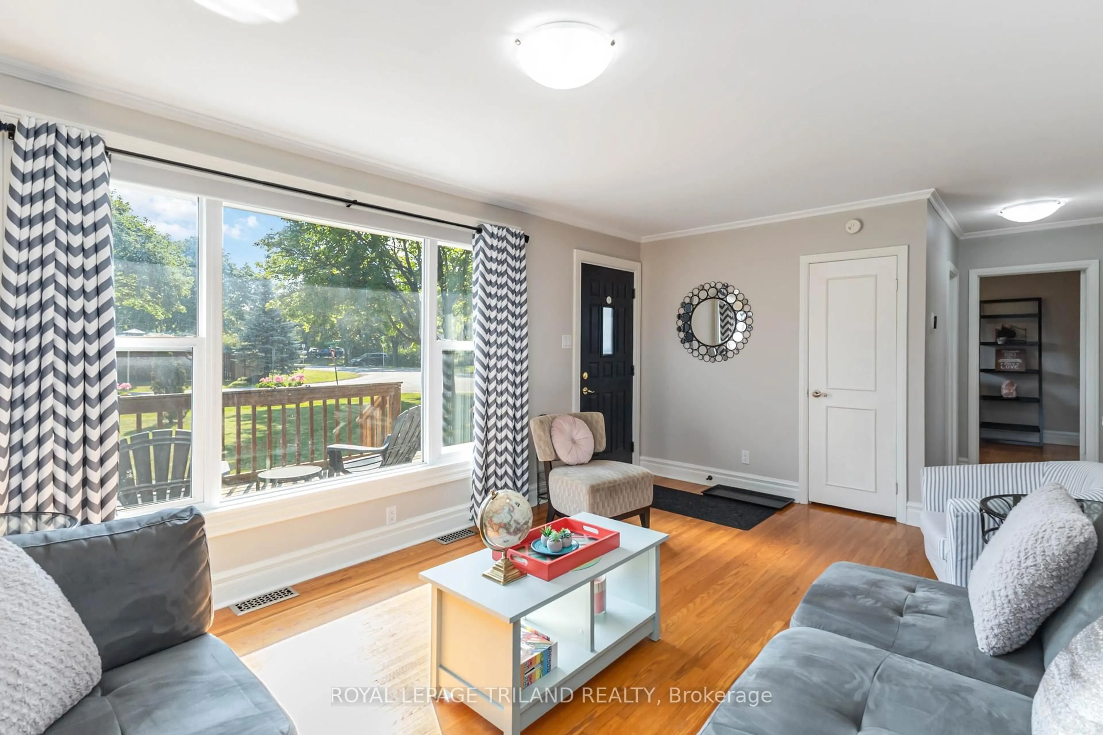 Living room with furniture, wood/laminate floor for 997 Glenbanner Rd, London South Ontario N6E 1N1