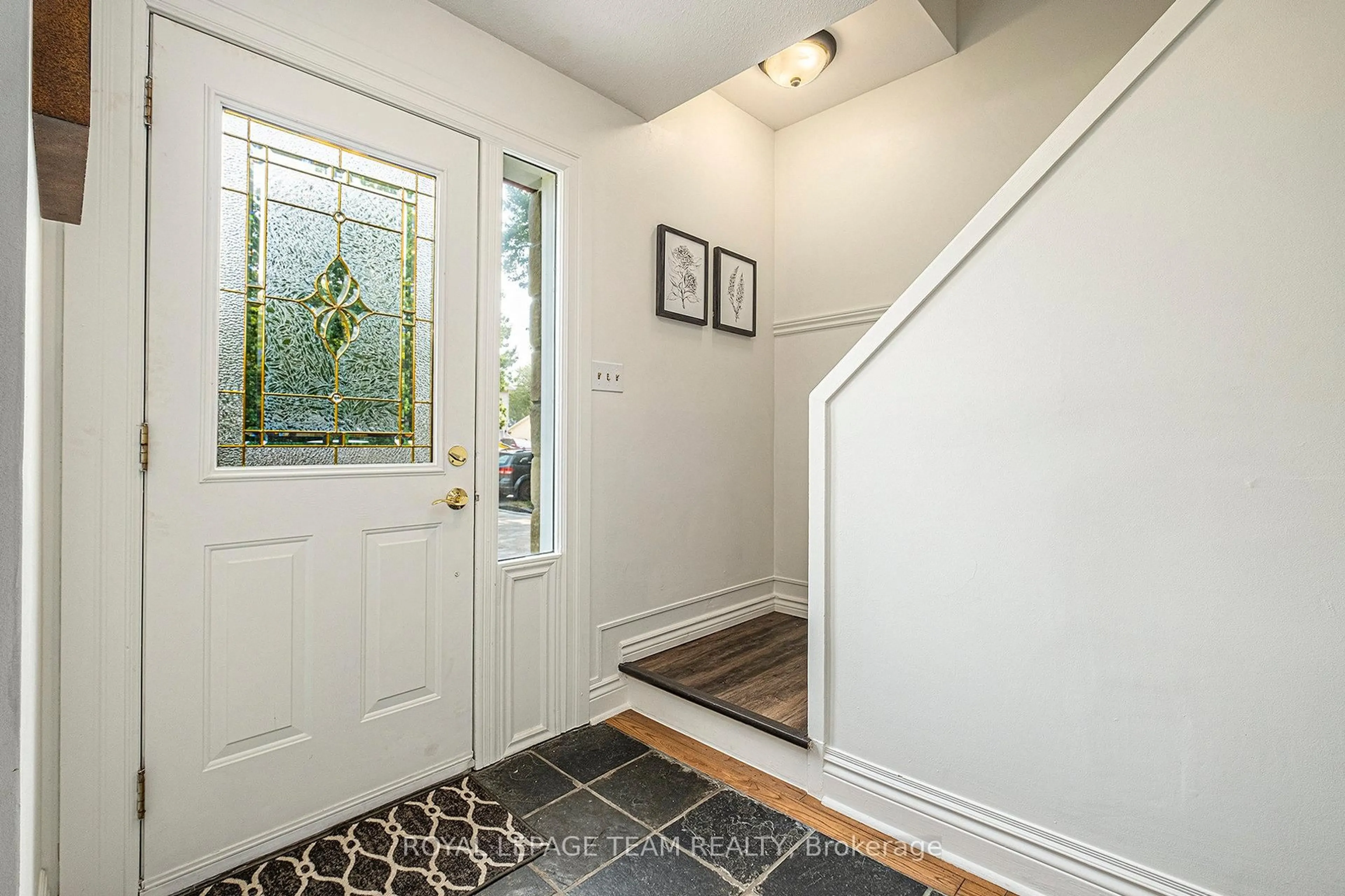 Indoor entryway for 32 Butterwick St, Munster Ontario K0A 3P0