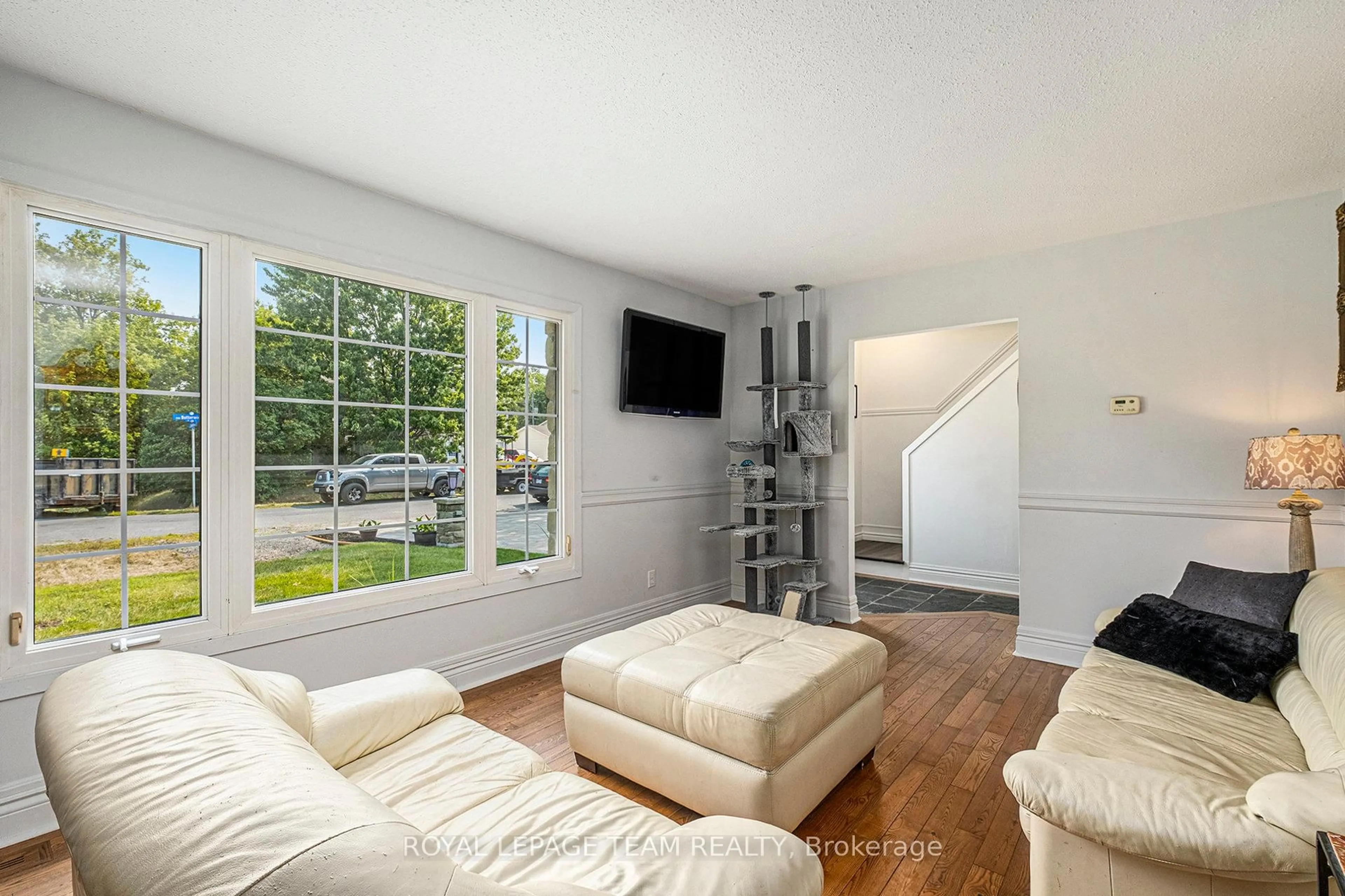 Living room with furniture, unknown for 32 Butterwick St, Munster Ontario K0A 3P0