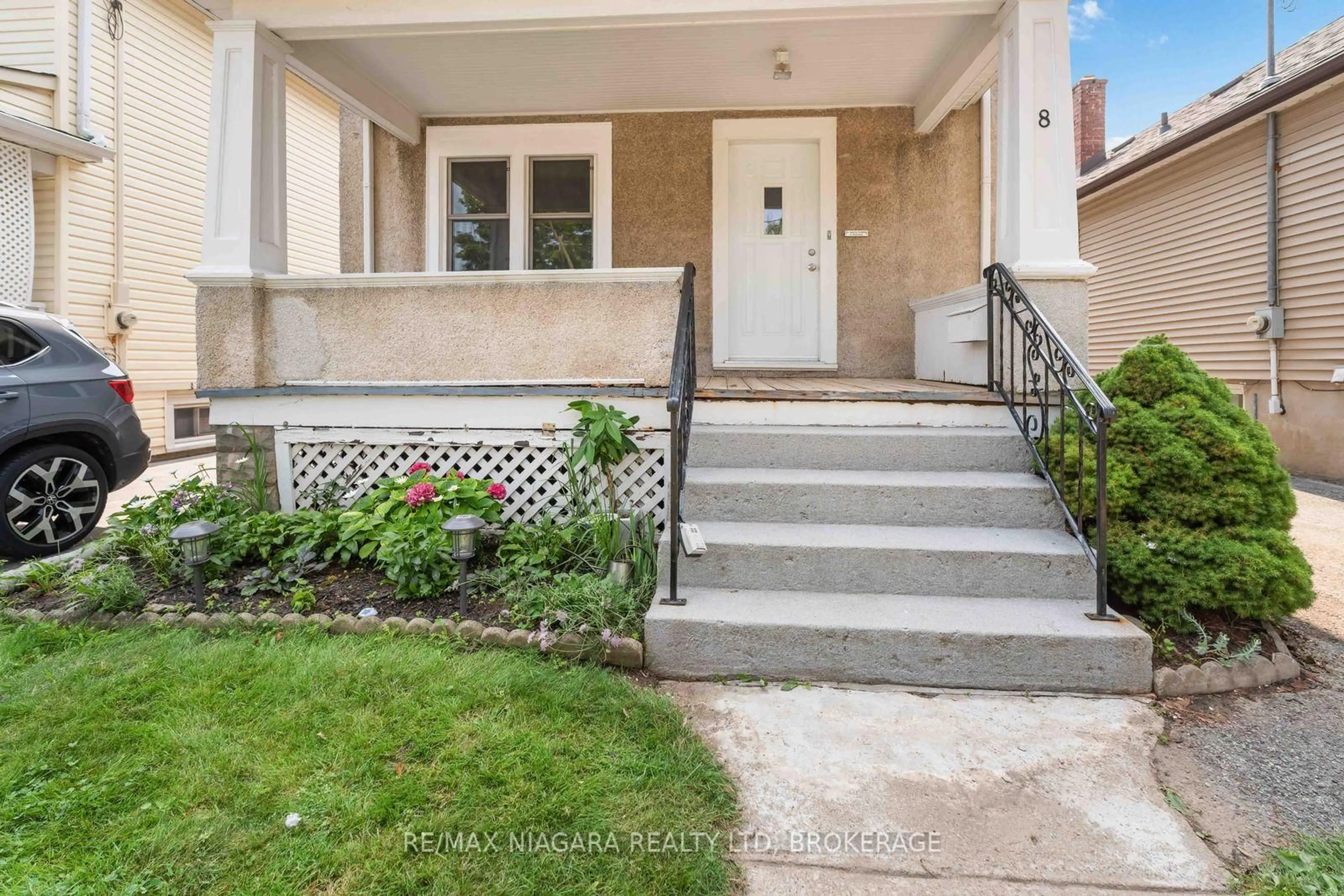 Unknown for 8 Russell Ave, St. Catharines Ontario L2R 1T9