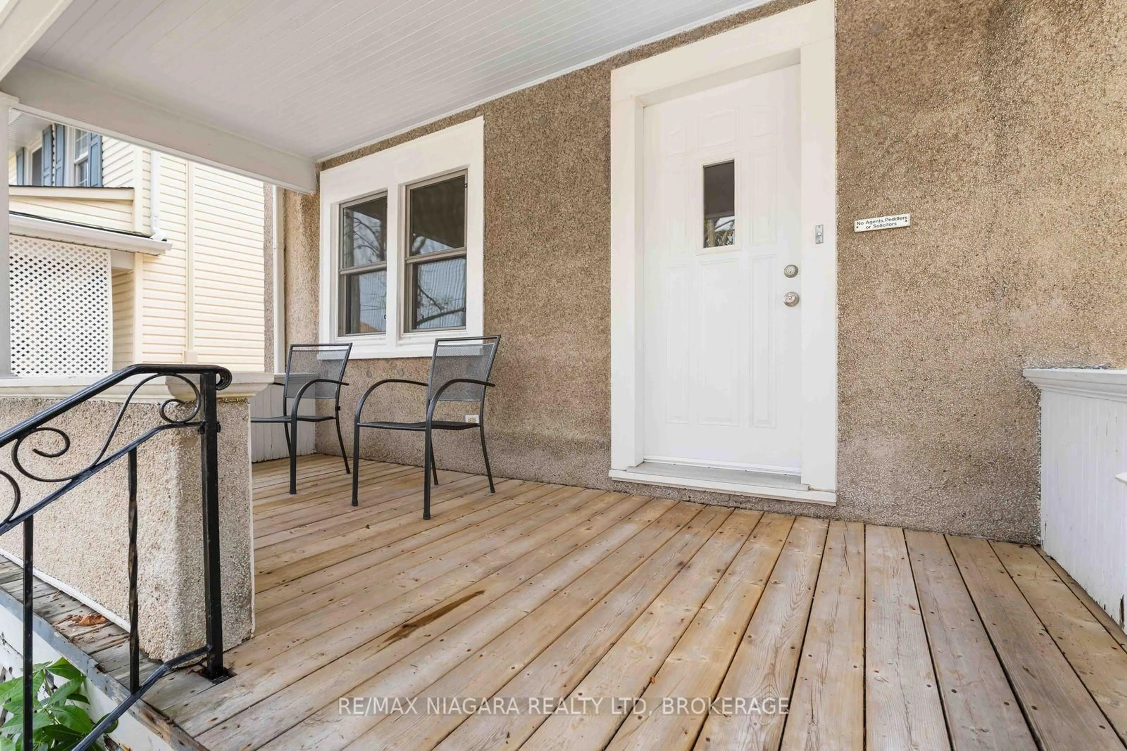 Indoor entryway for 8 Russell Ave, St. Catharines Ontario L2R 1T9