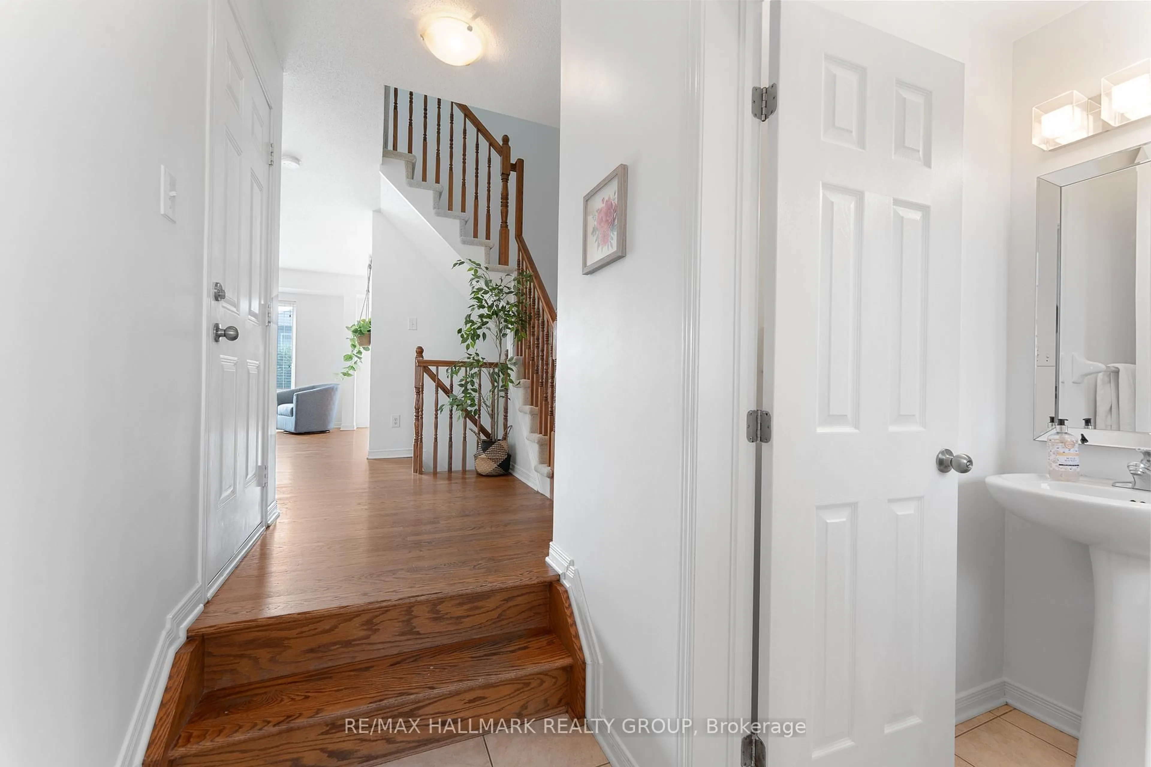 Indoor entryway for 216 Rolling Meadow Cres, Orleans Ontario K1W 0B1