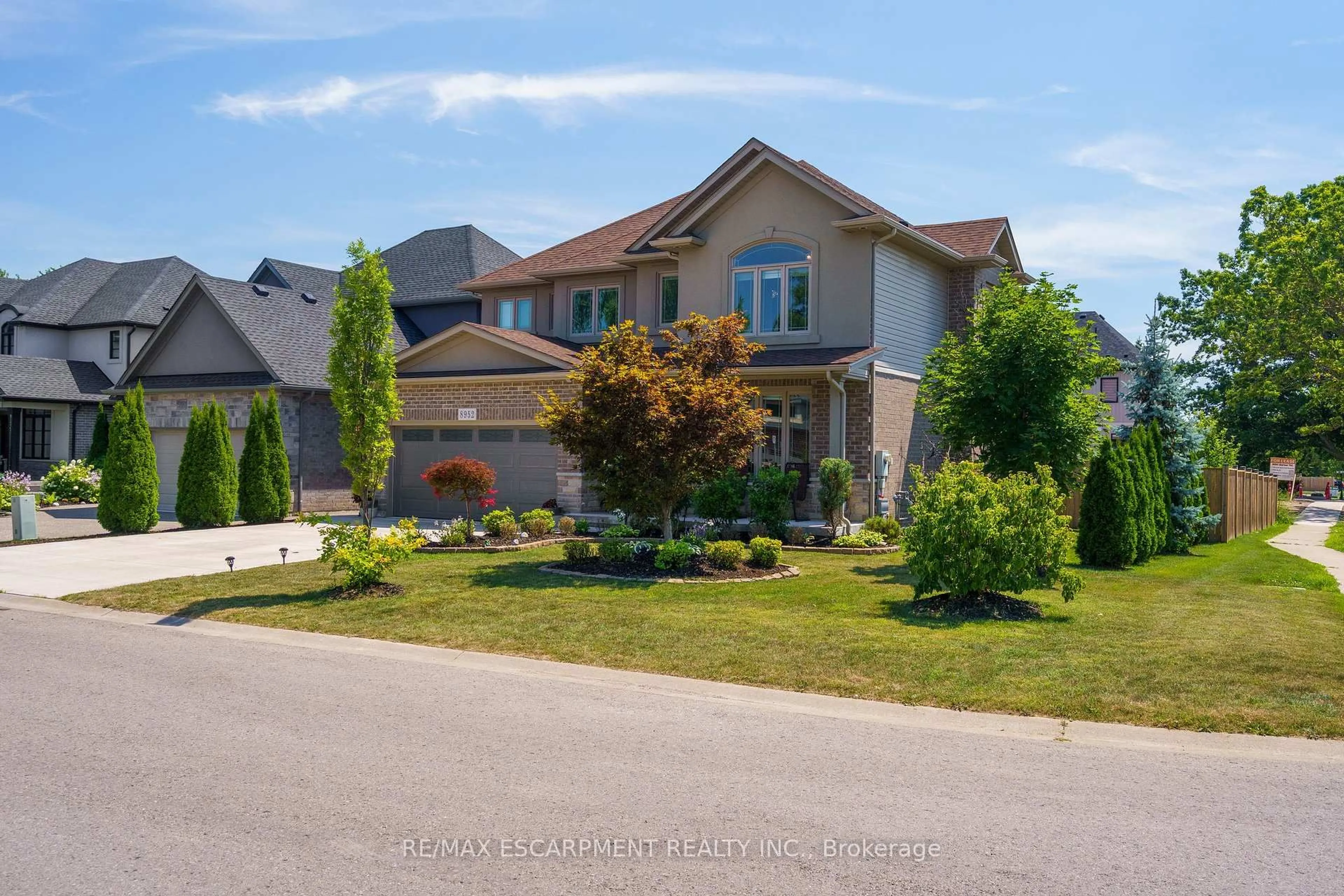 A pic from outside/outdoor area/front of a property/back of a property/a pic from drone, street for 8952 BLACK FOREST Cres, Niagara Falls Ontario L2H 0M8