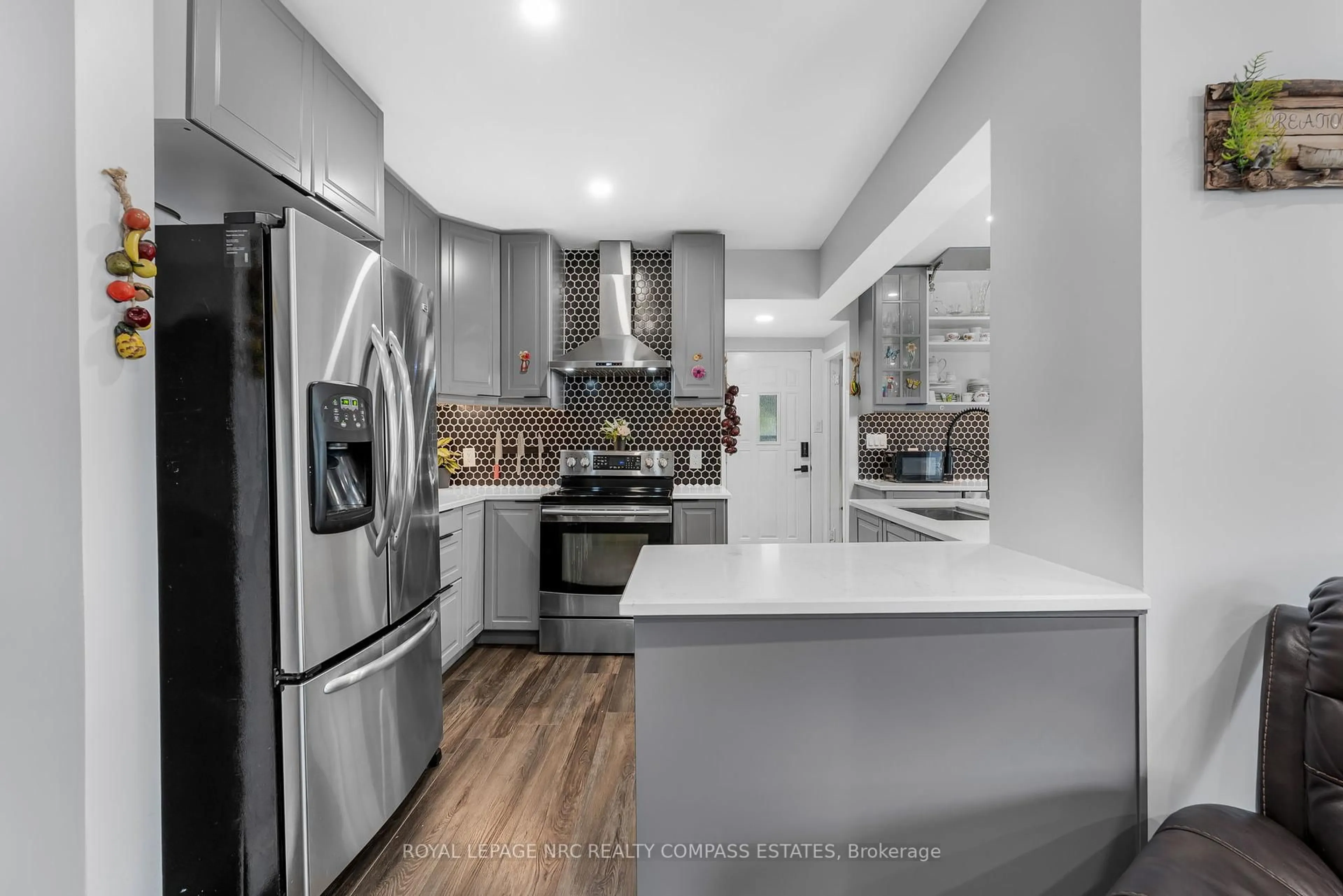 Open concept kitchen, ceramic/tile floor for 4 Manning St, St. Catharines Ontario L2R 1H9