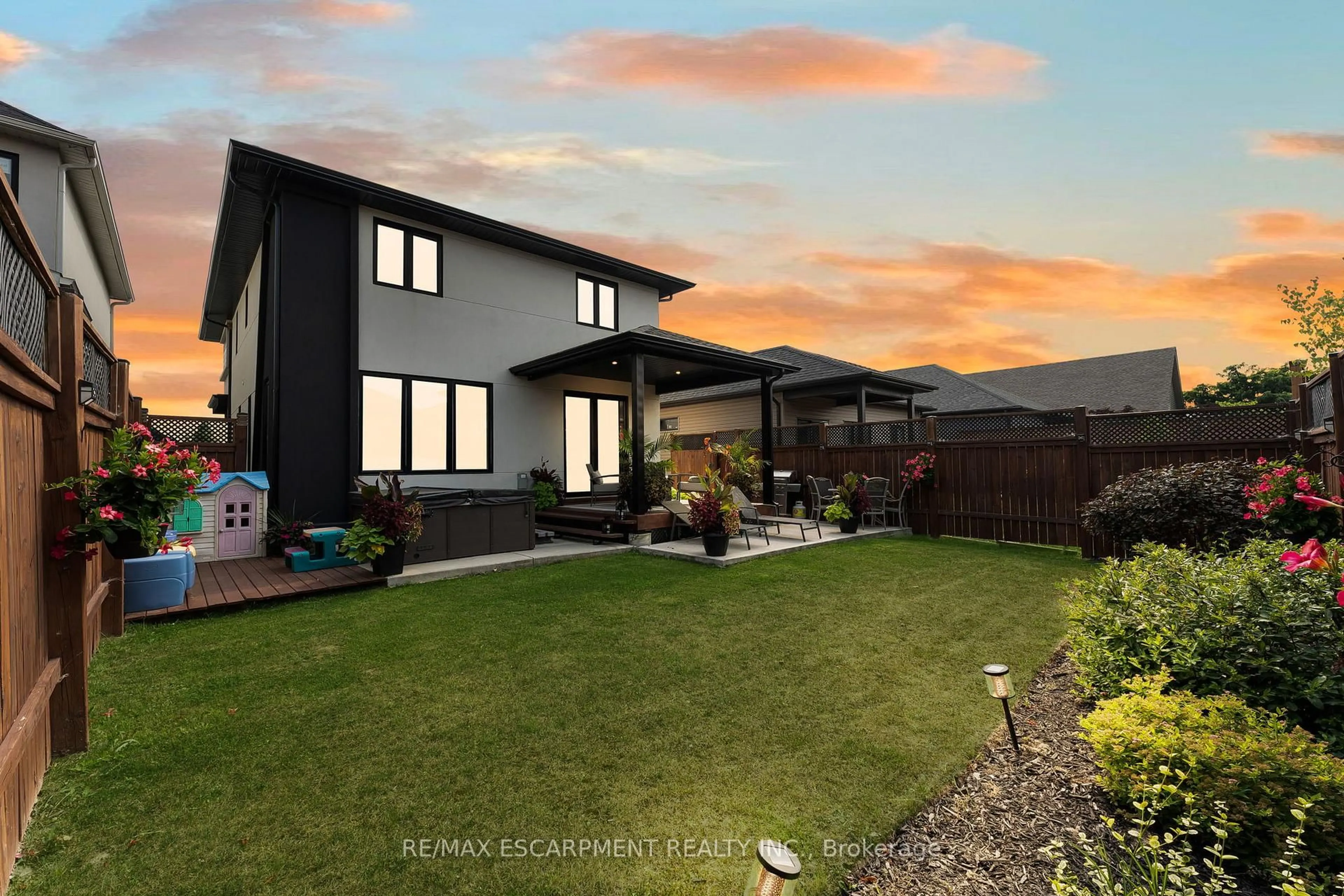 A pic from outside/outdoor area/front of a property/back of a property/a pic from drone, mountain view for 14 Willowbrook Dr, Welland Ontario L3C 0G1