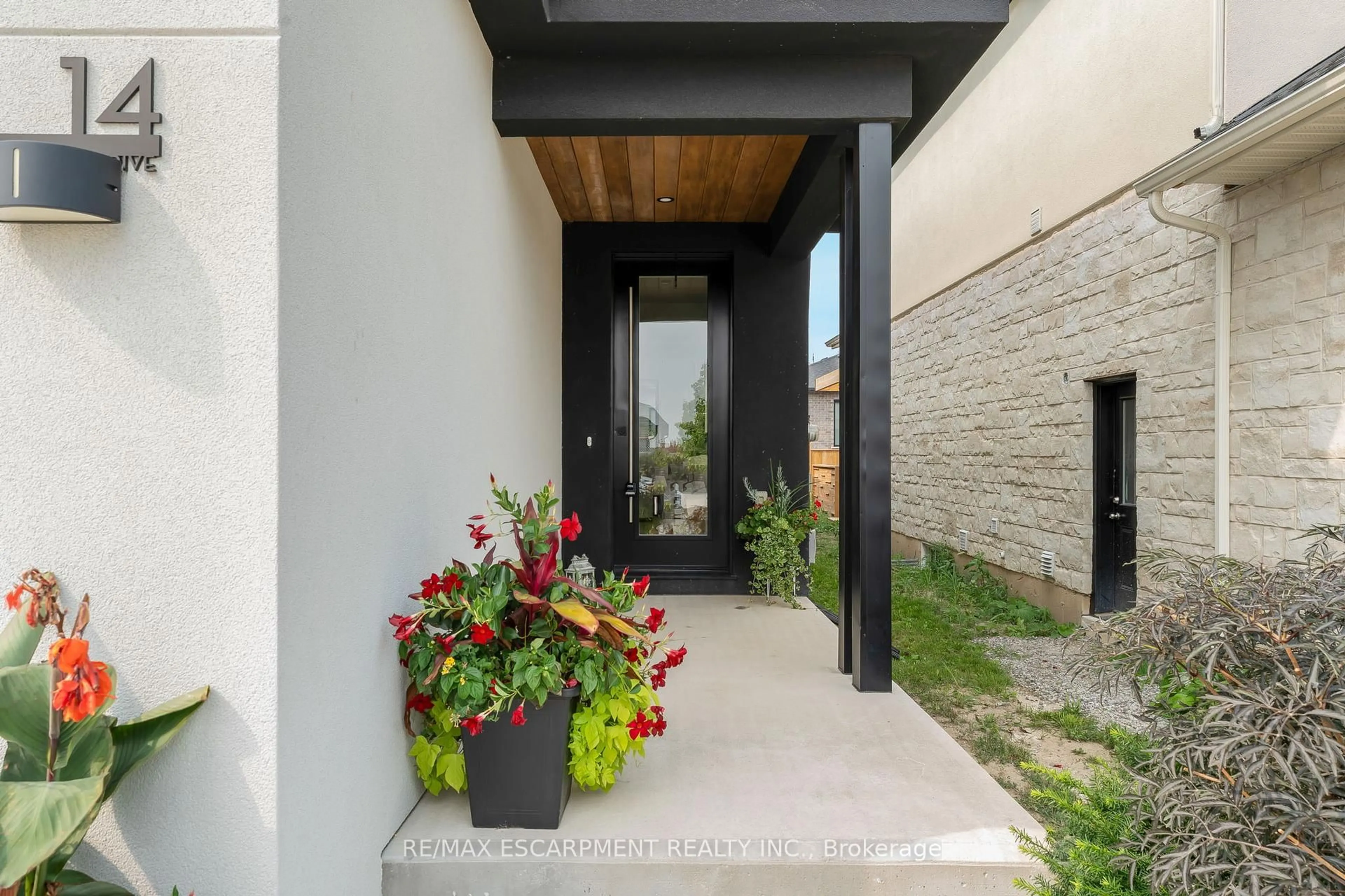 Indoor entryway for 14 Willowbrook Dr, Welland Ontario L3C 0G1