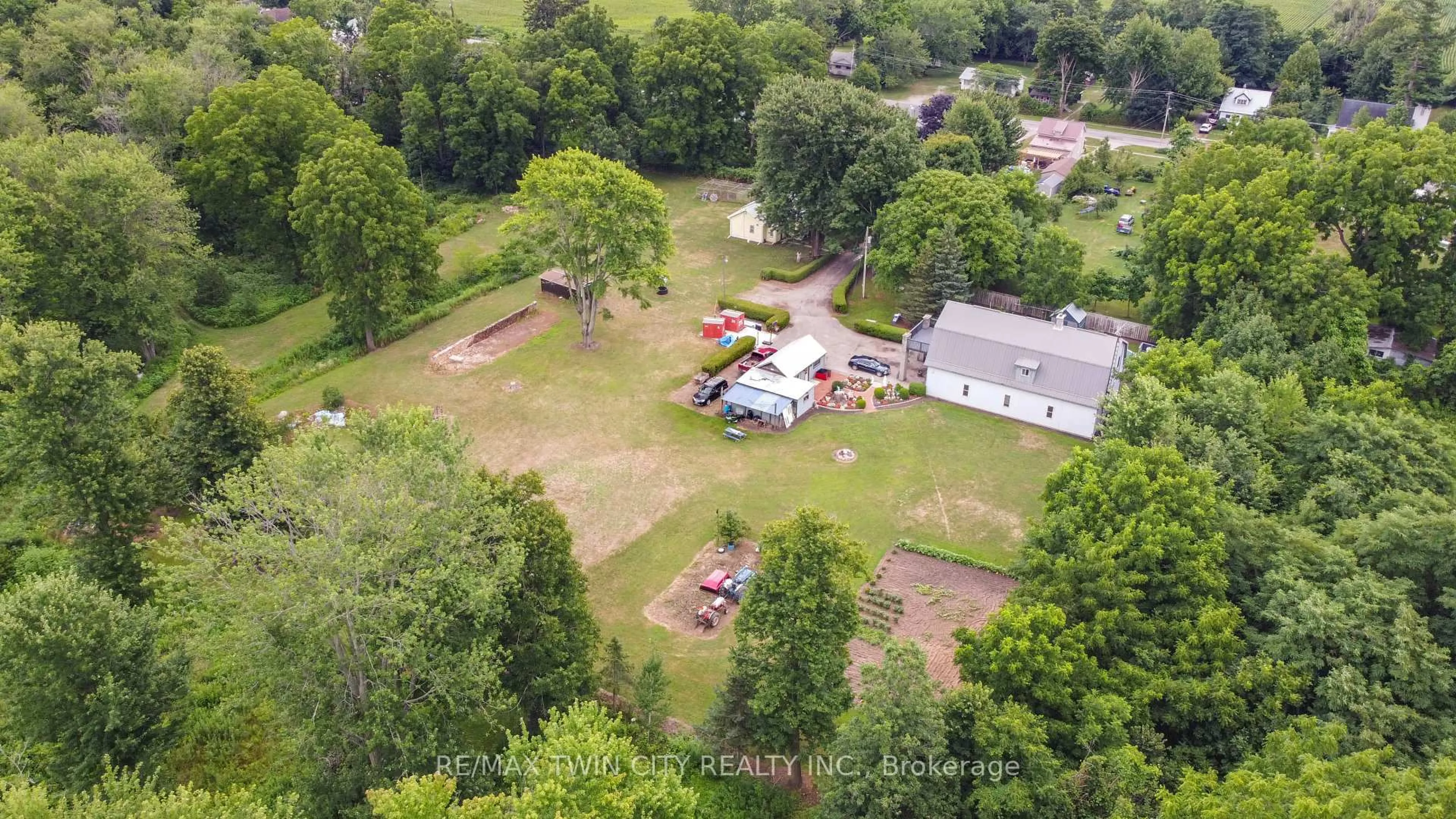 A pic from outside/outdoor area/front of a property/back of a property/a pic from drone, building for 141 Queen St, Norfolk Ontario N0E 1P0