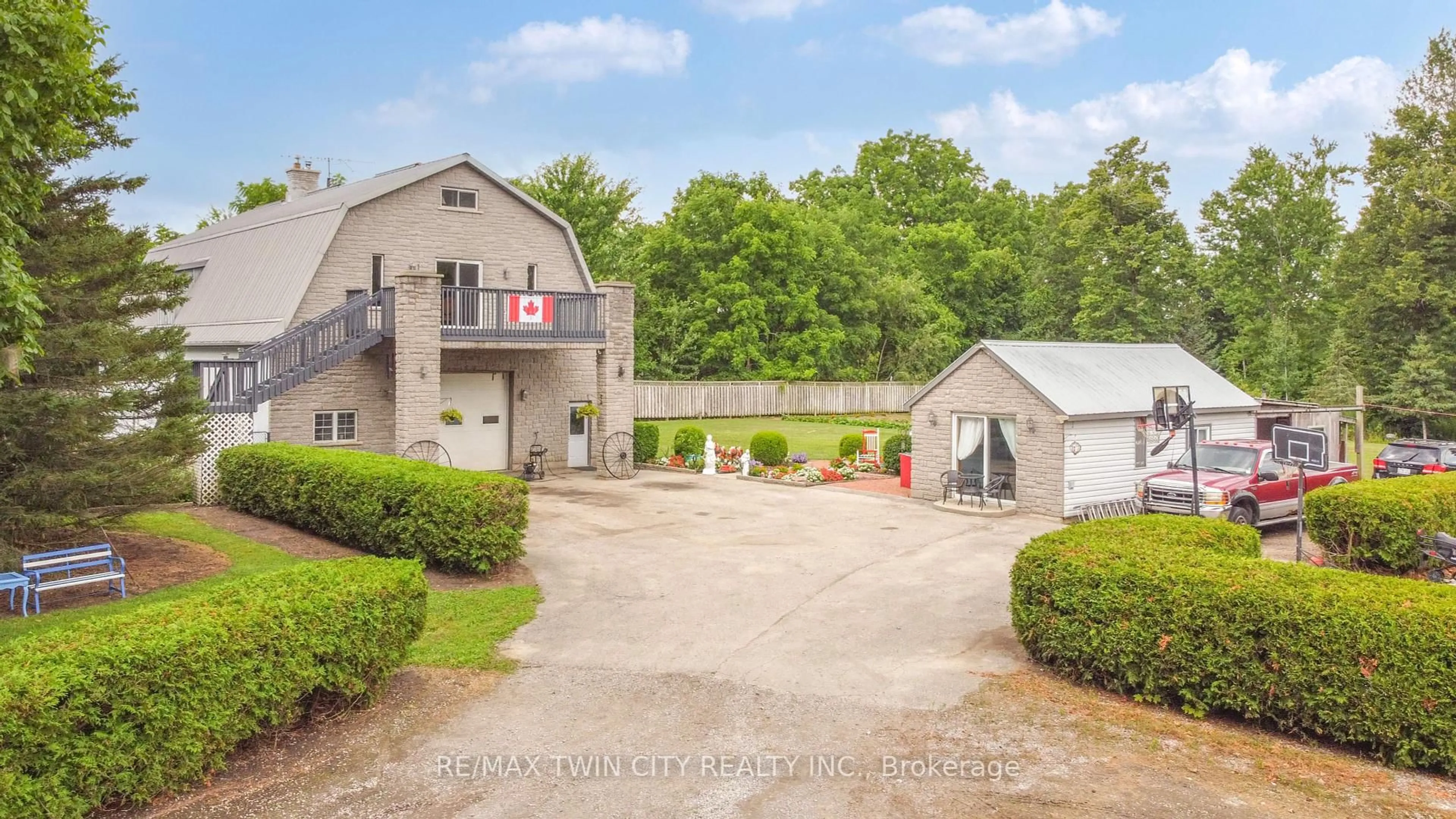 A pic from outside/outdoor area/front of a property/back of a property/a pic from drone, water/lake/river/ocean view for 141 Queen St, Norfolk Ontario N0E 1P0