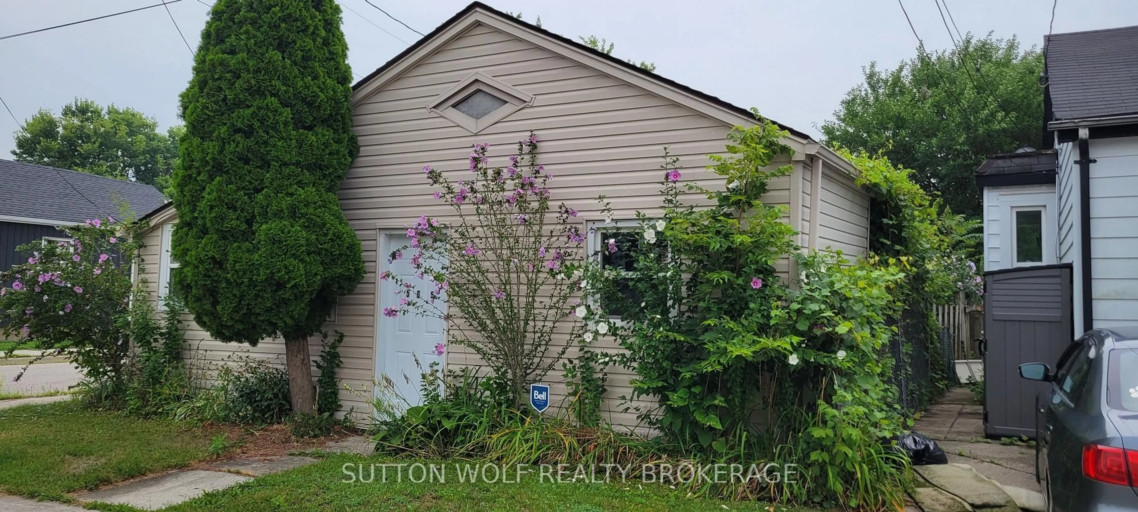 Home with vinyl exterior material, street for 565 South St, London East Ontario N6B 1C5