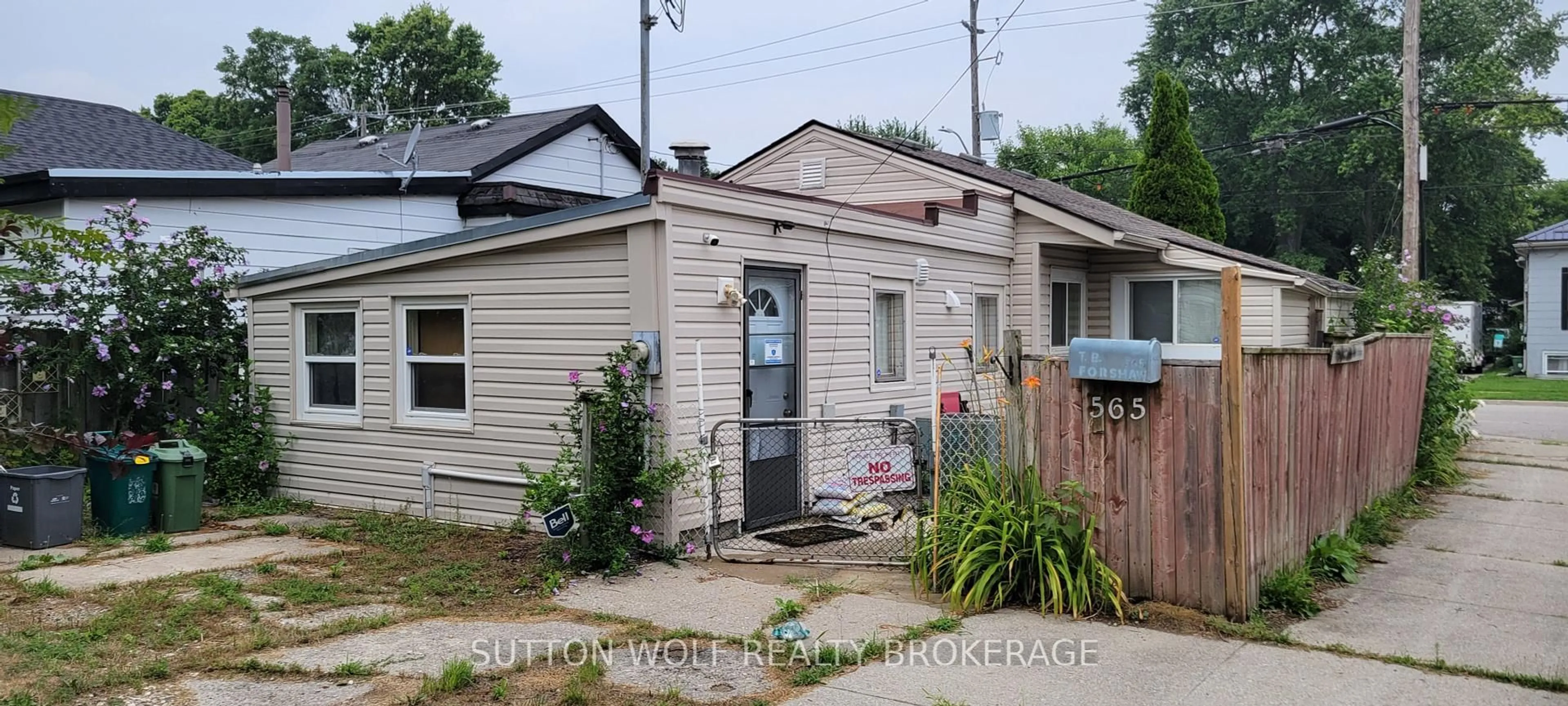 Unknown for 565 South St, London East Ontario N6B 1C5