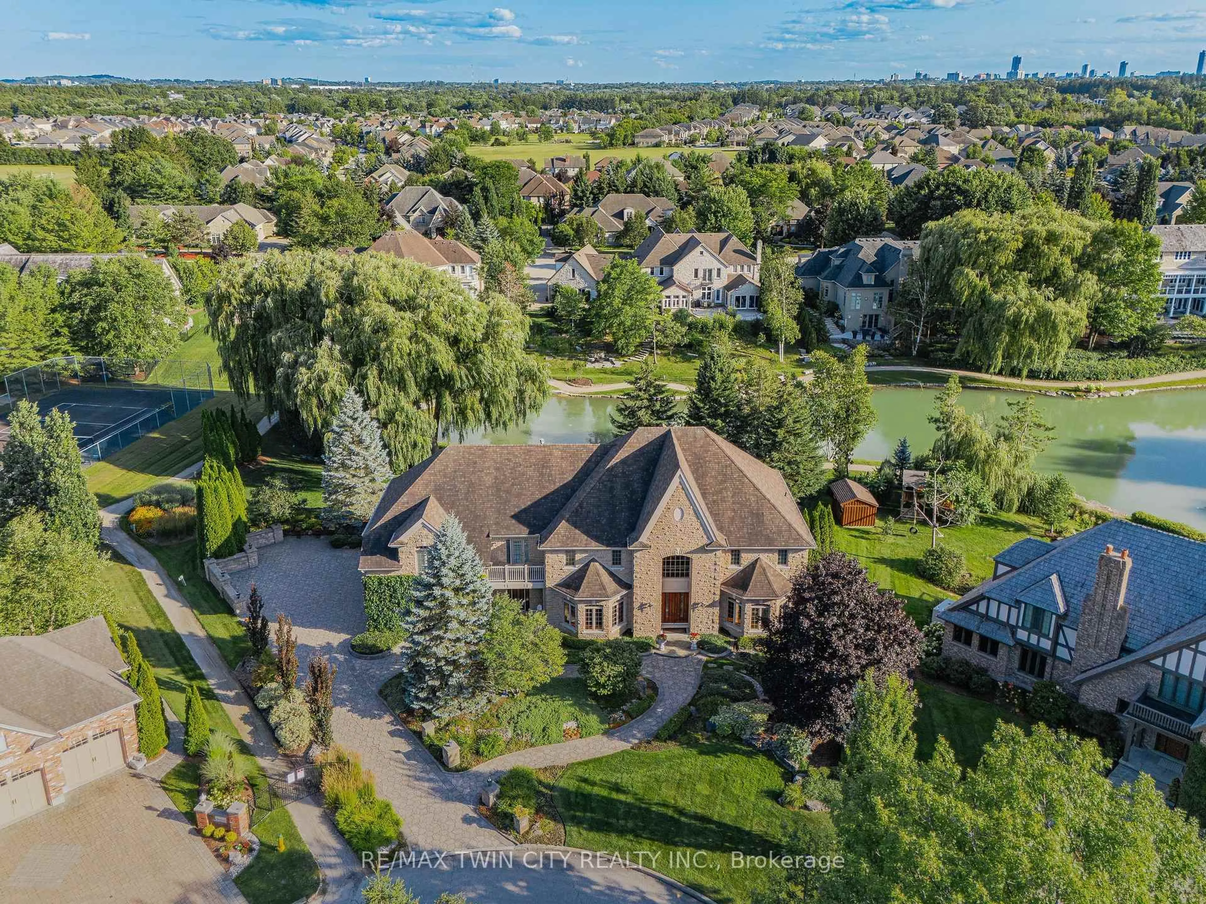 A pic from outside/outdoor area/front of a property/back of a property/a pic from drone, street for 375 River Oak Pl, Waterloo Ontario N2K 3N8