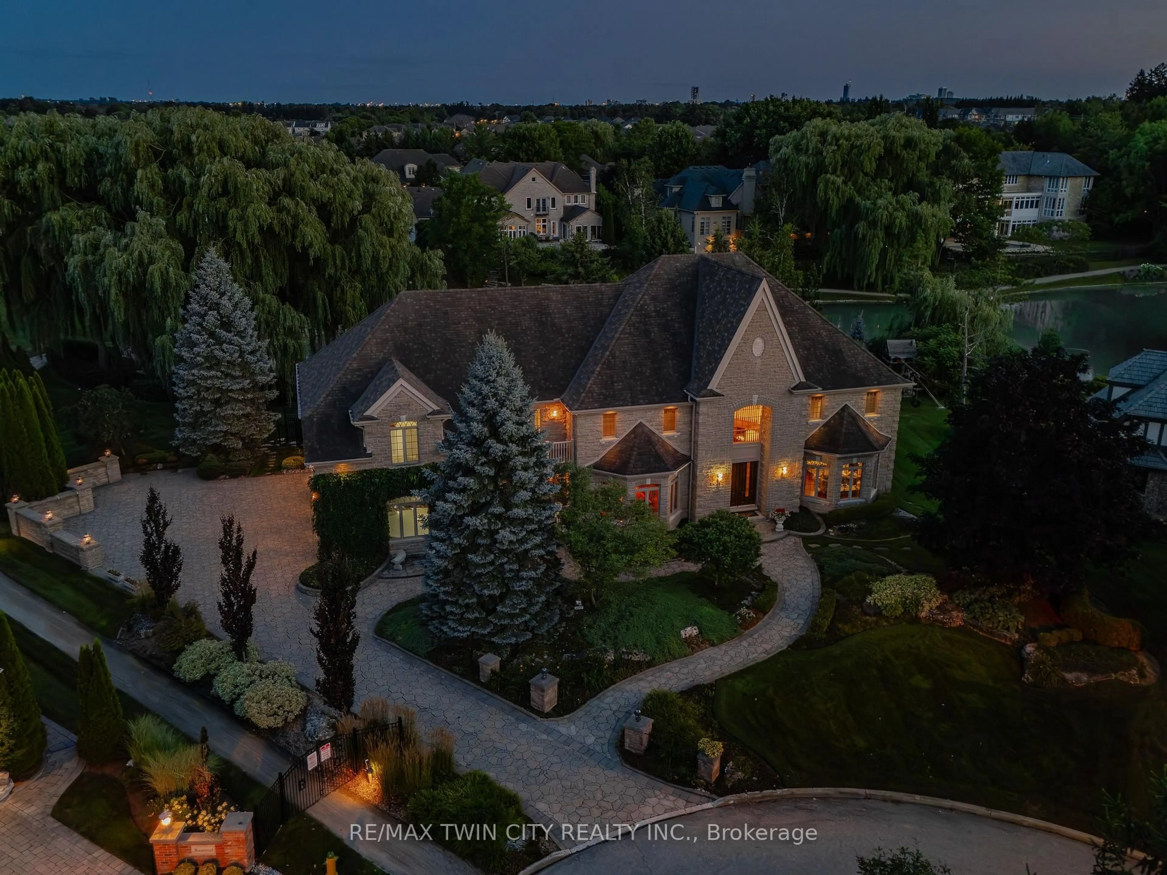 A pic from outside/outdoor area/front of a property/back of a property/a pic from drone, street for 375 River Oak Pl, Waterloo Ontario N2K 3N8