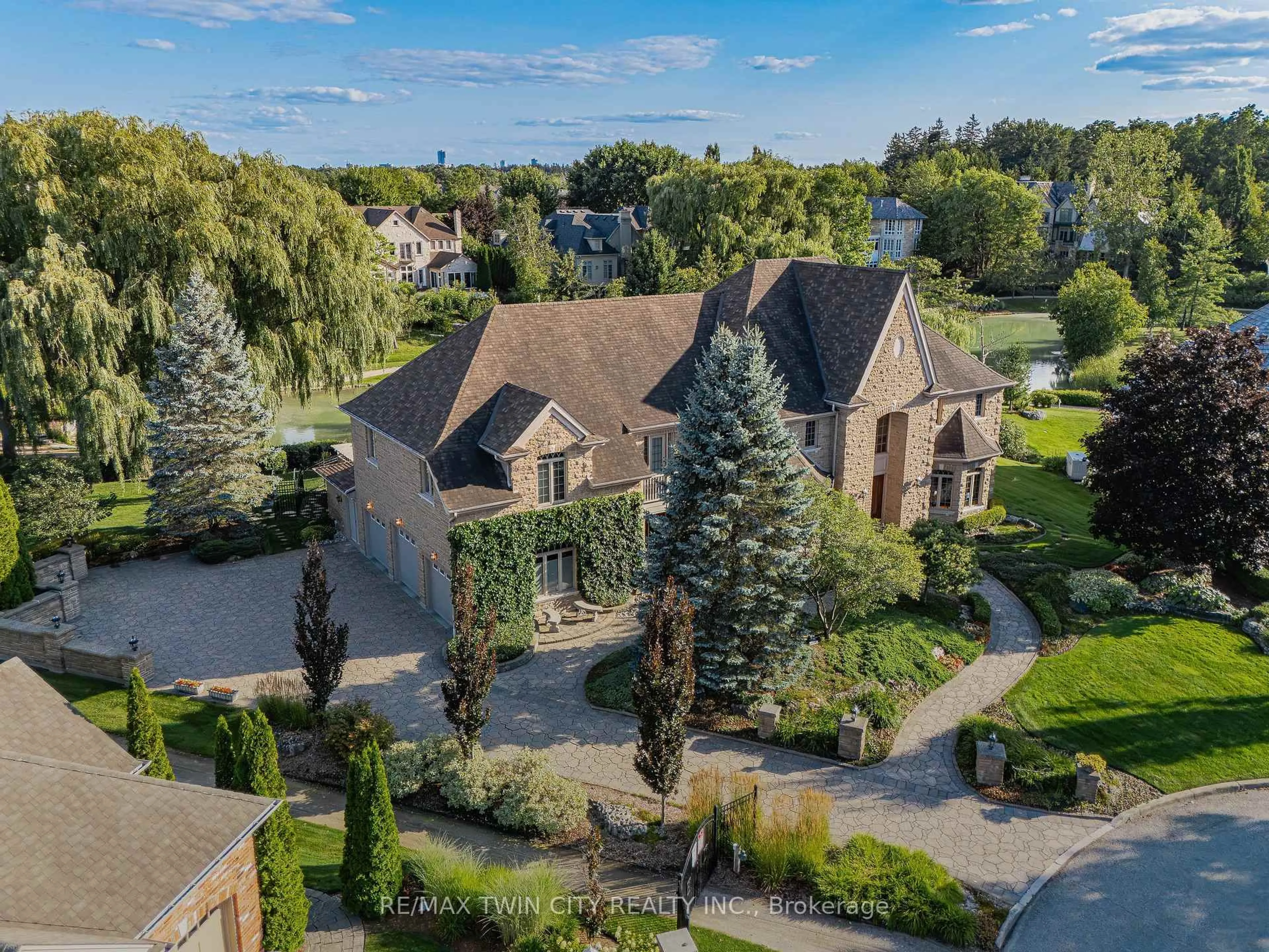 A pic from outside/outdoor area/front of a property/back of a property/a pic from drone, street for 375 River Oak Pl, Waterloo Ontario N2K 3N8