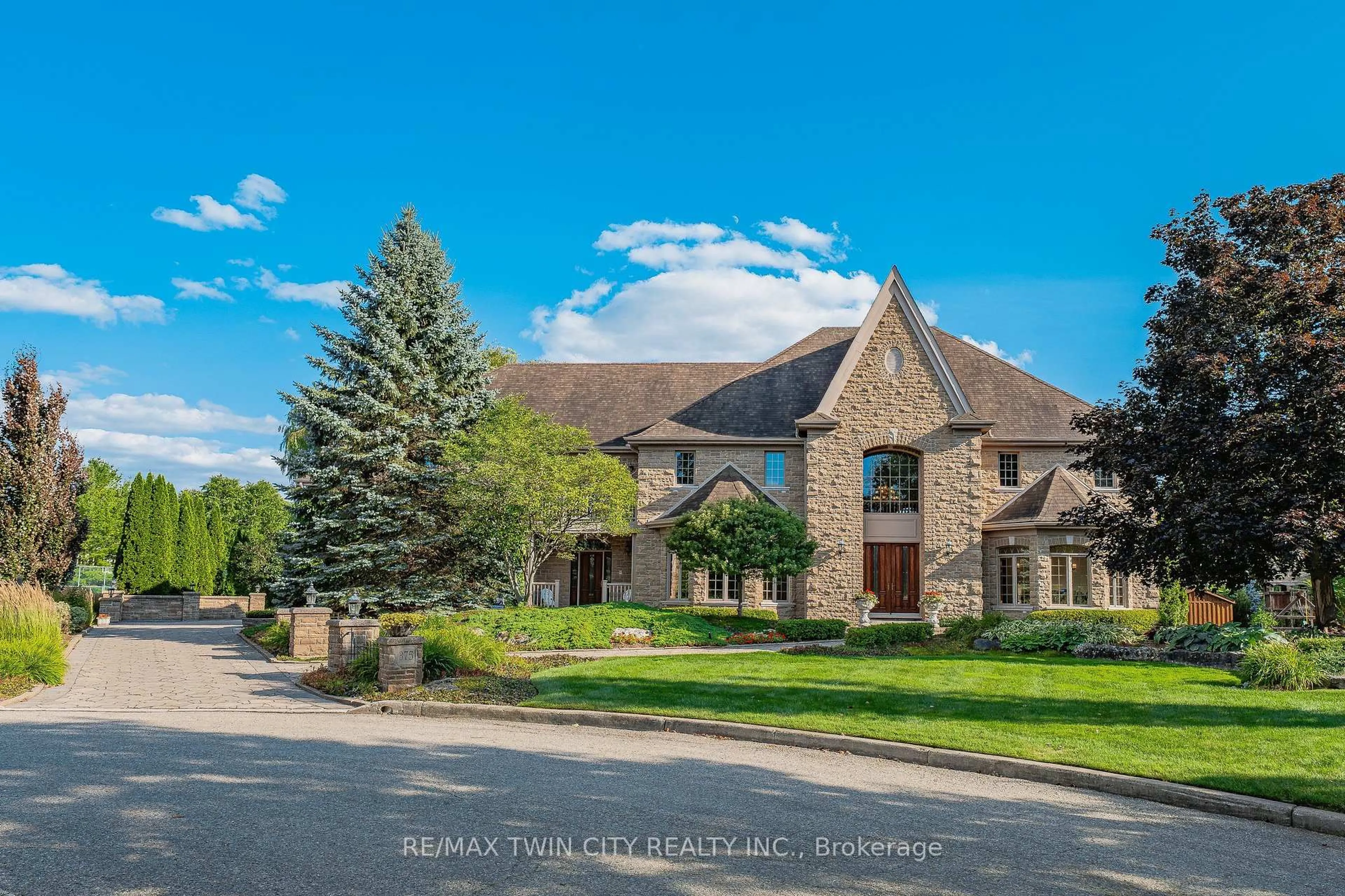 A pic from outside/outdoor area/front of a property/back of a property/a pic from drone, street for 375 River Oak Pl, Waterloo Ontario N2K 3N8