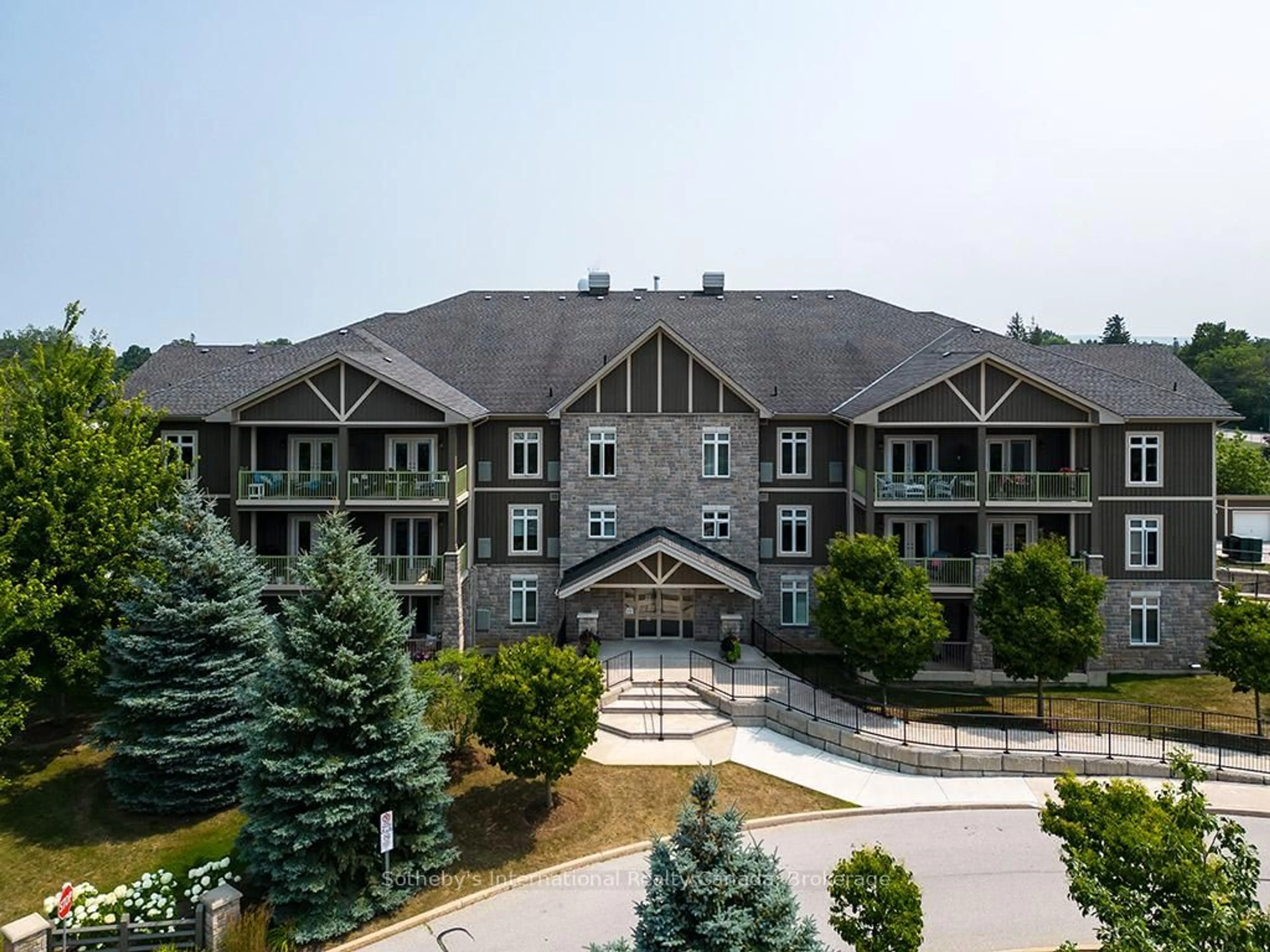 A pic from outside/outdoor area/front of a property/back of a property/a pic from drone, mountain view for 27 Beaver St #101, Blue Mountains Ontario N0H 2P0