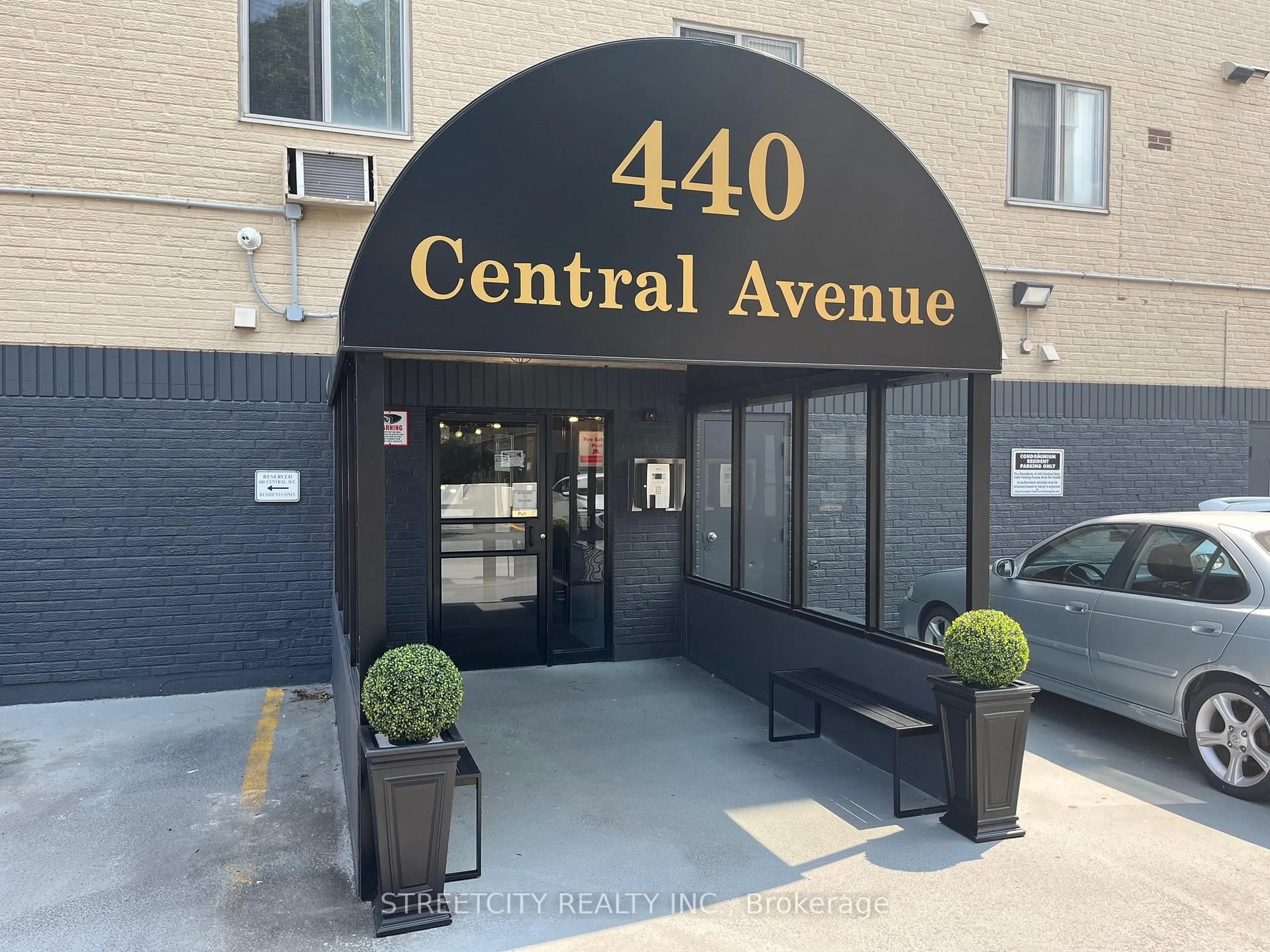 Indoor foyer for 440 Central Ave #505, London East Ontario N6B 2E5