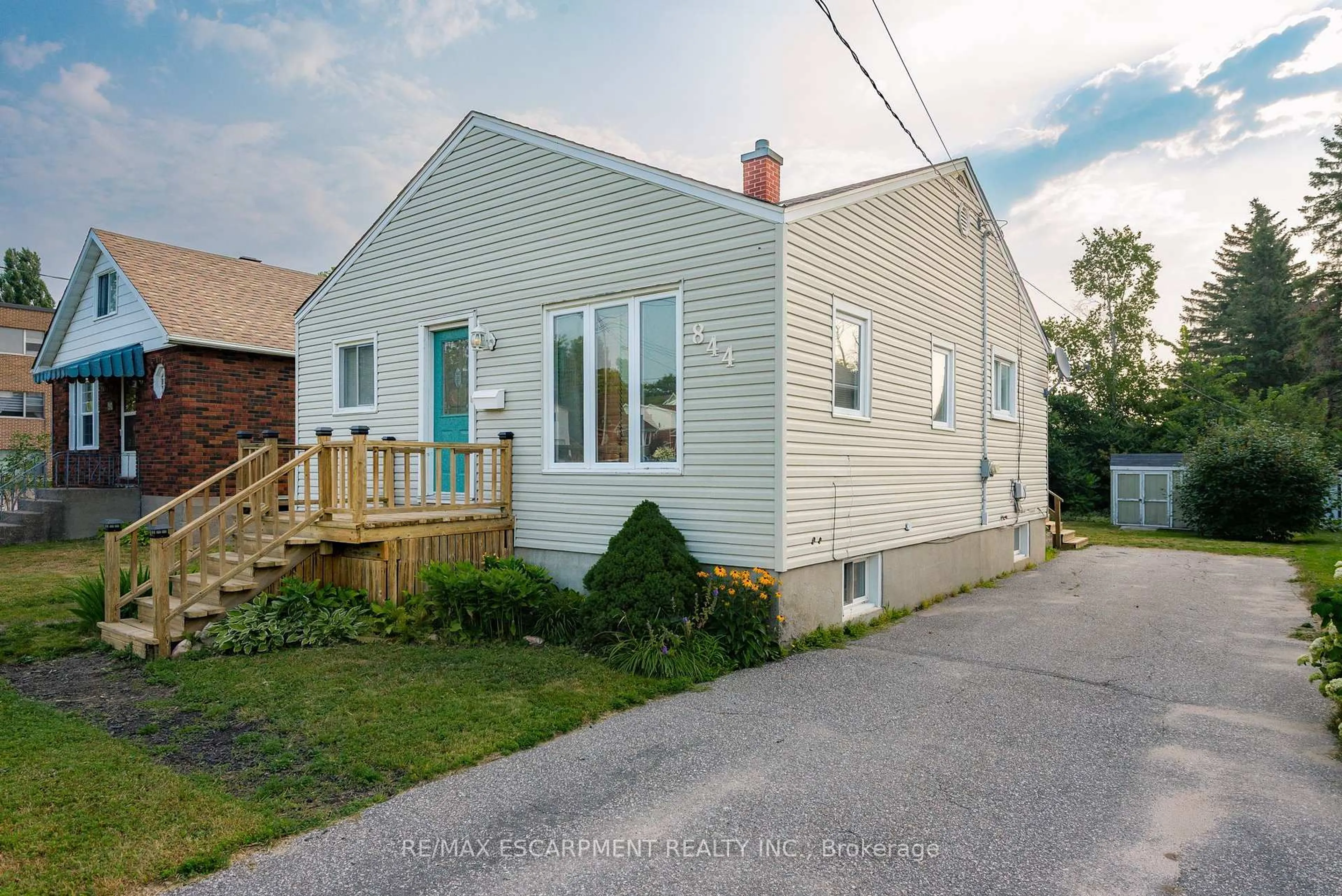 A pic from outside/outdoor area/front of a property/back of a property/a pic from drone, street for 844 Ann St, North Bay Ontario P1B 5M1