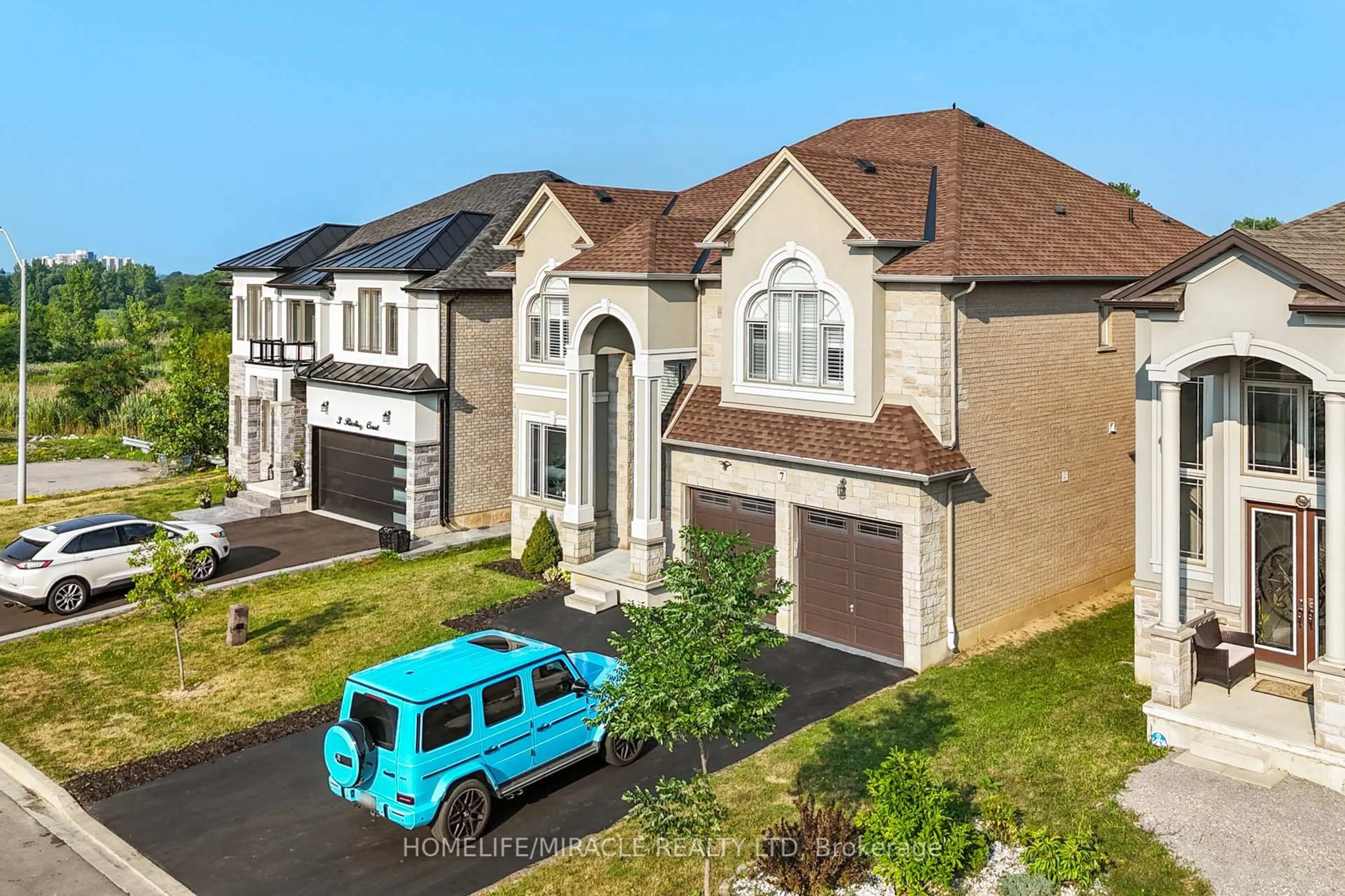 A pic from outside/outdoor area/front of a property/back of a property/a pic from drone, street for 7 Riesling Crt, Hamilton Ontario L8G 0B4