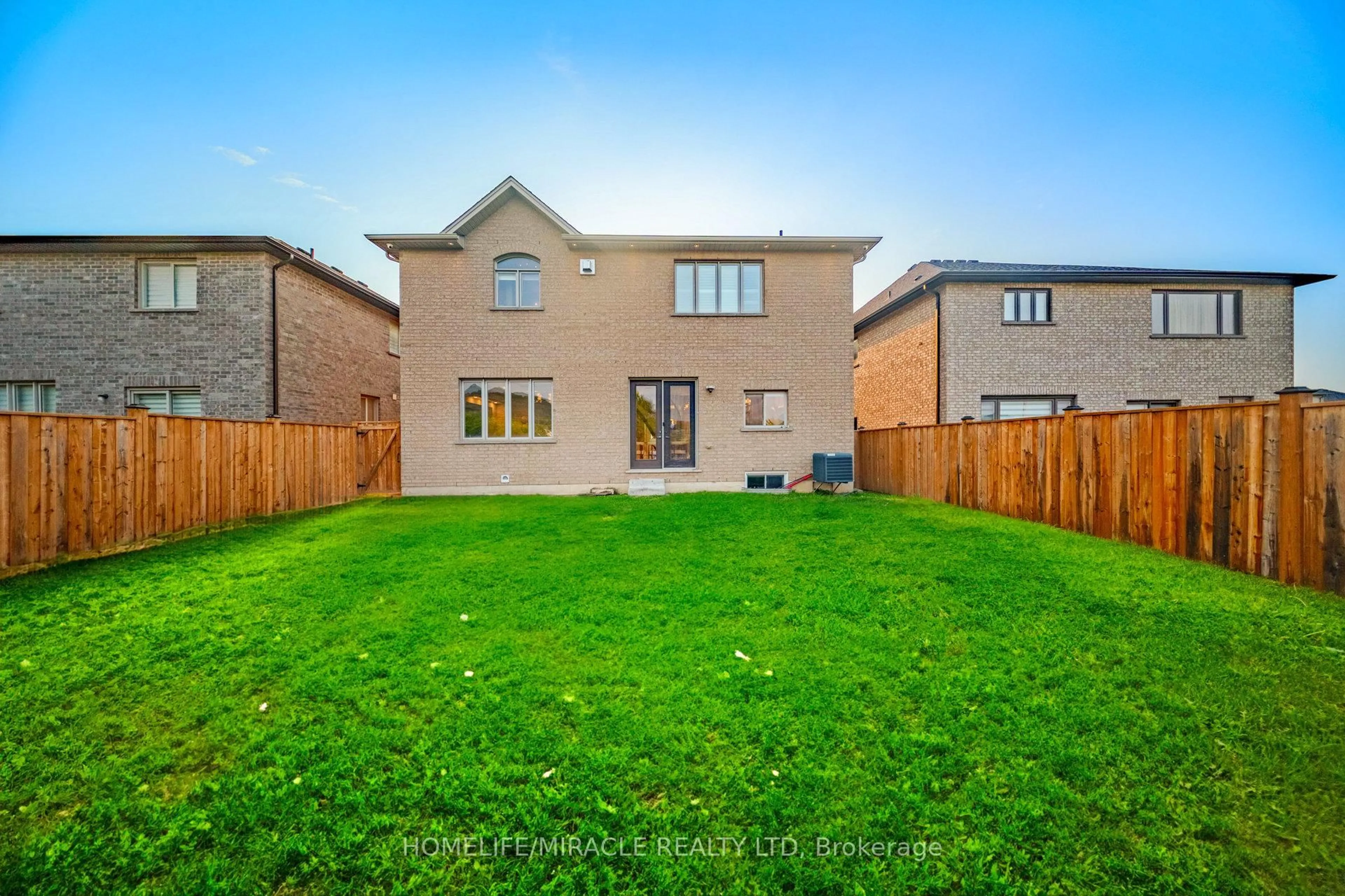 A pic from outside/outdoor area/front of a property/back of a property/a pic from drone, street for 7 Riesling Crt, Hamilton Ontario L8G 0B4
