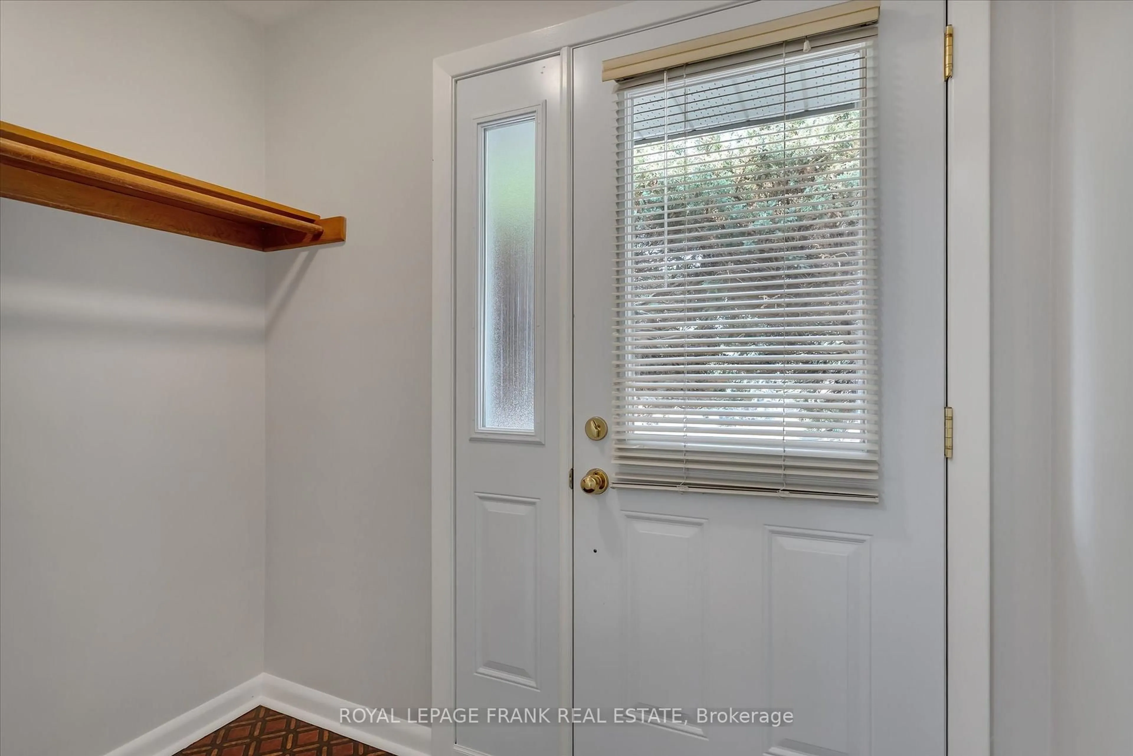 Indoor entryway for 976 Glebemount Cres, Peterborough North Ontario K9H 6L9
