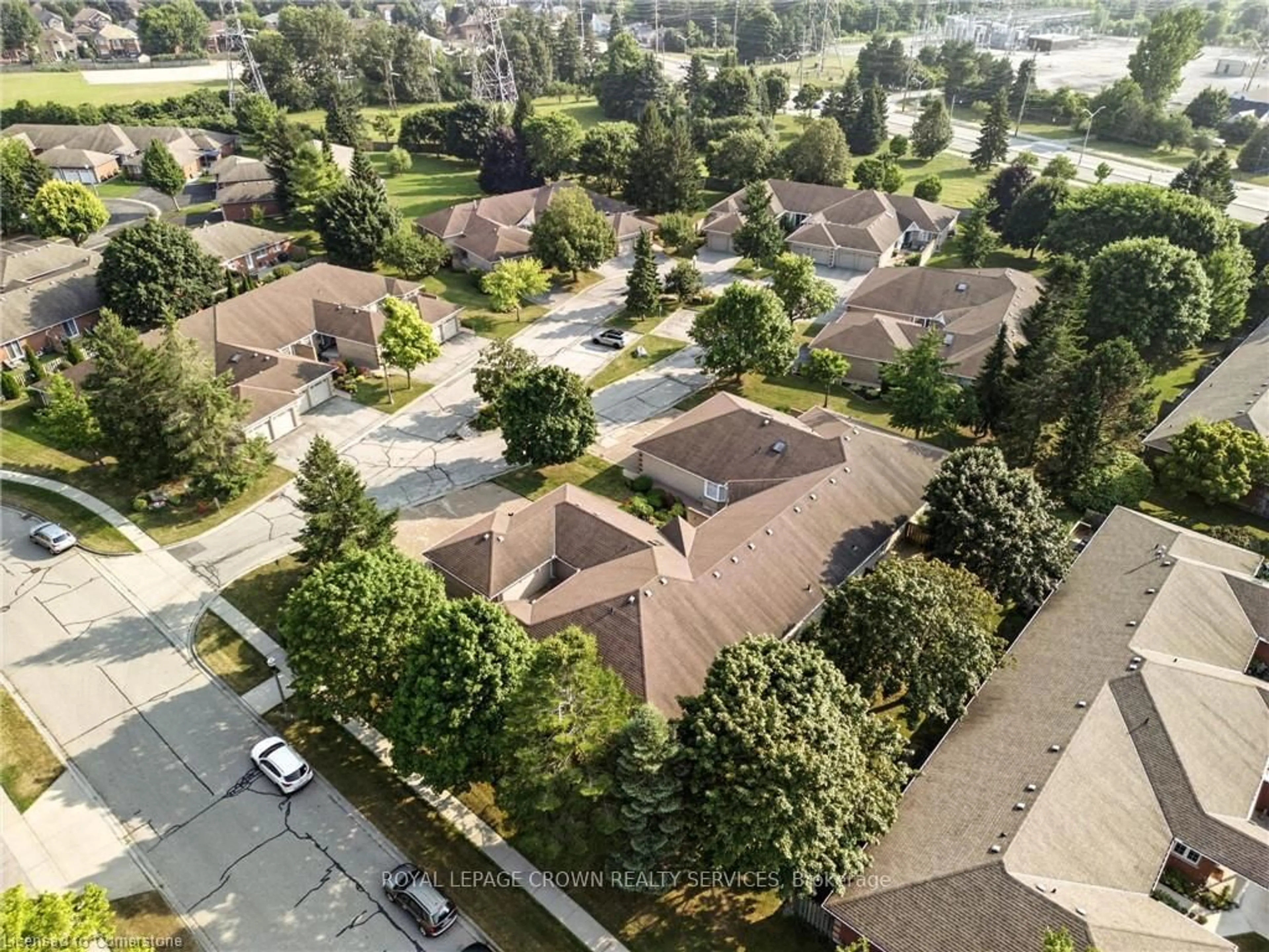 A pic from outside/outdoor area/front of a property/back of a property/a pic from drone, street for 75 Beasley Cres #17, Cambridge Ontario N1T 1P5
