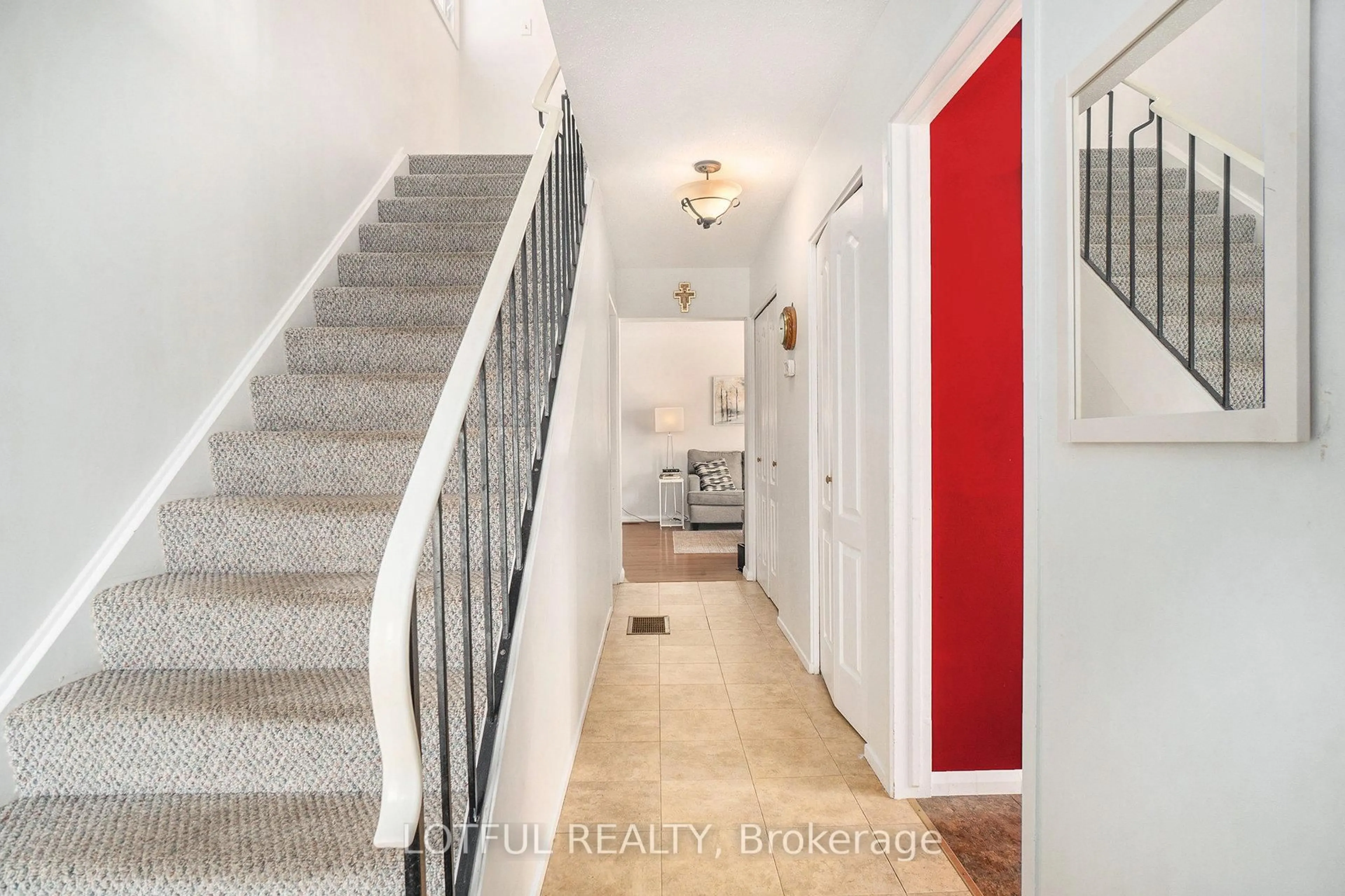 Indoor entryway for 427 Kintyre Private, Ottawa Ontario K2C 3M9