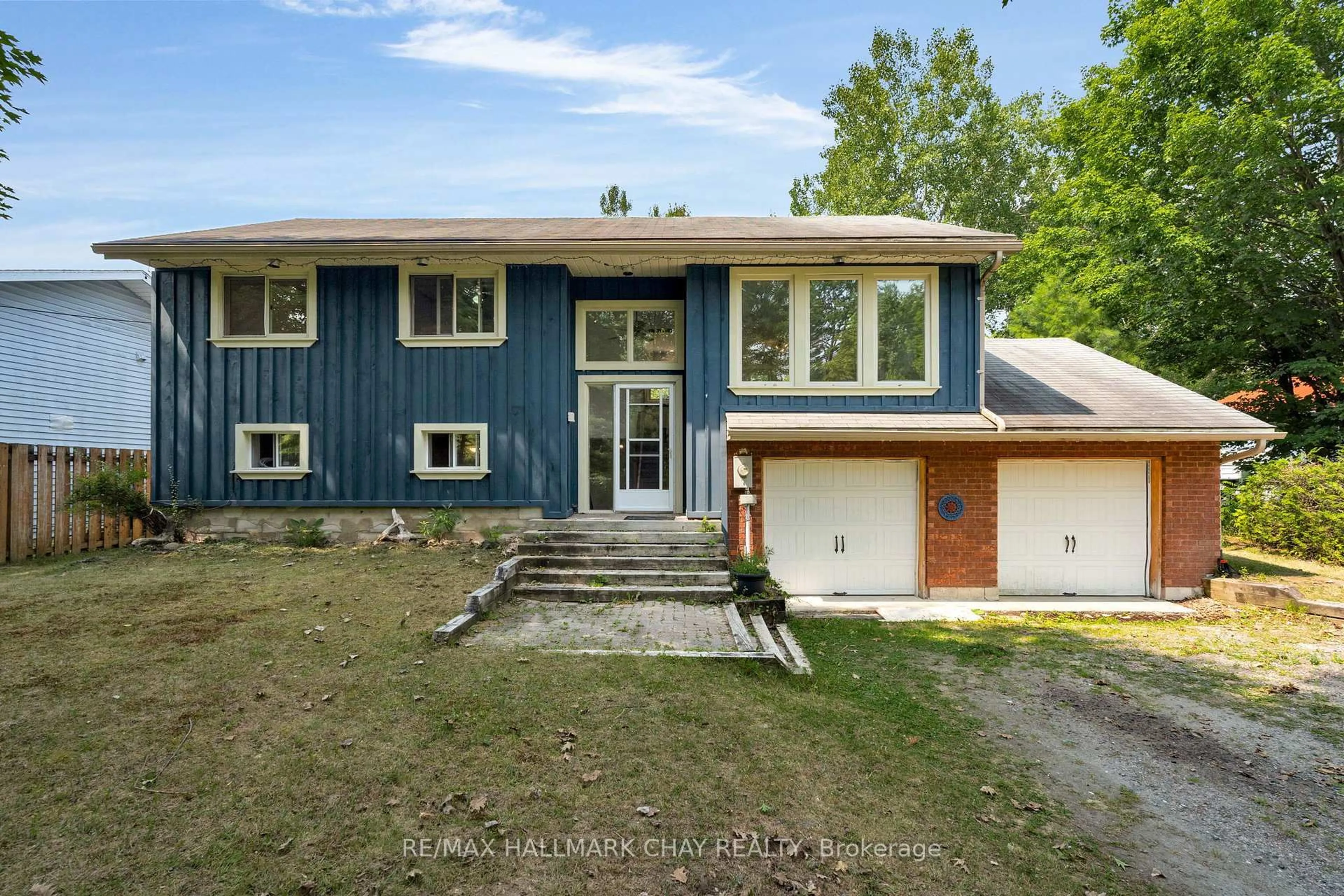 A pic from outside/outdoor area/front of a property/back of a property/a pic from drone, street for 235 Revell St, Gravenhurst Ontario P1P 1R2