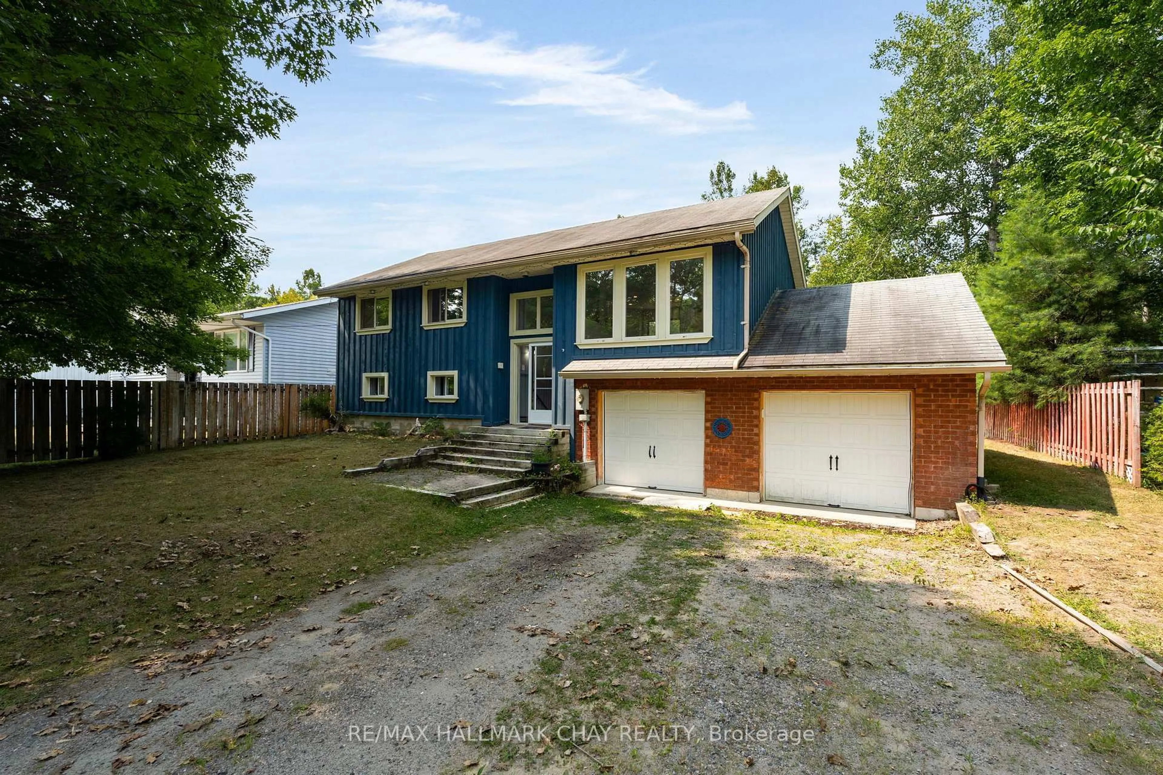 A pic from outside/outdoor area/front of a property/back of a property/a pic from drone, street for 235 Revell St, Gravenhurst Ontario P1P 1R2