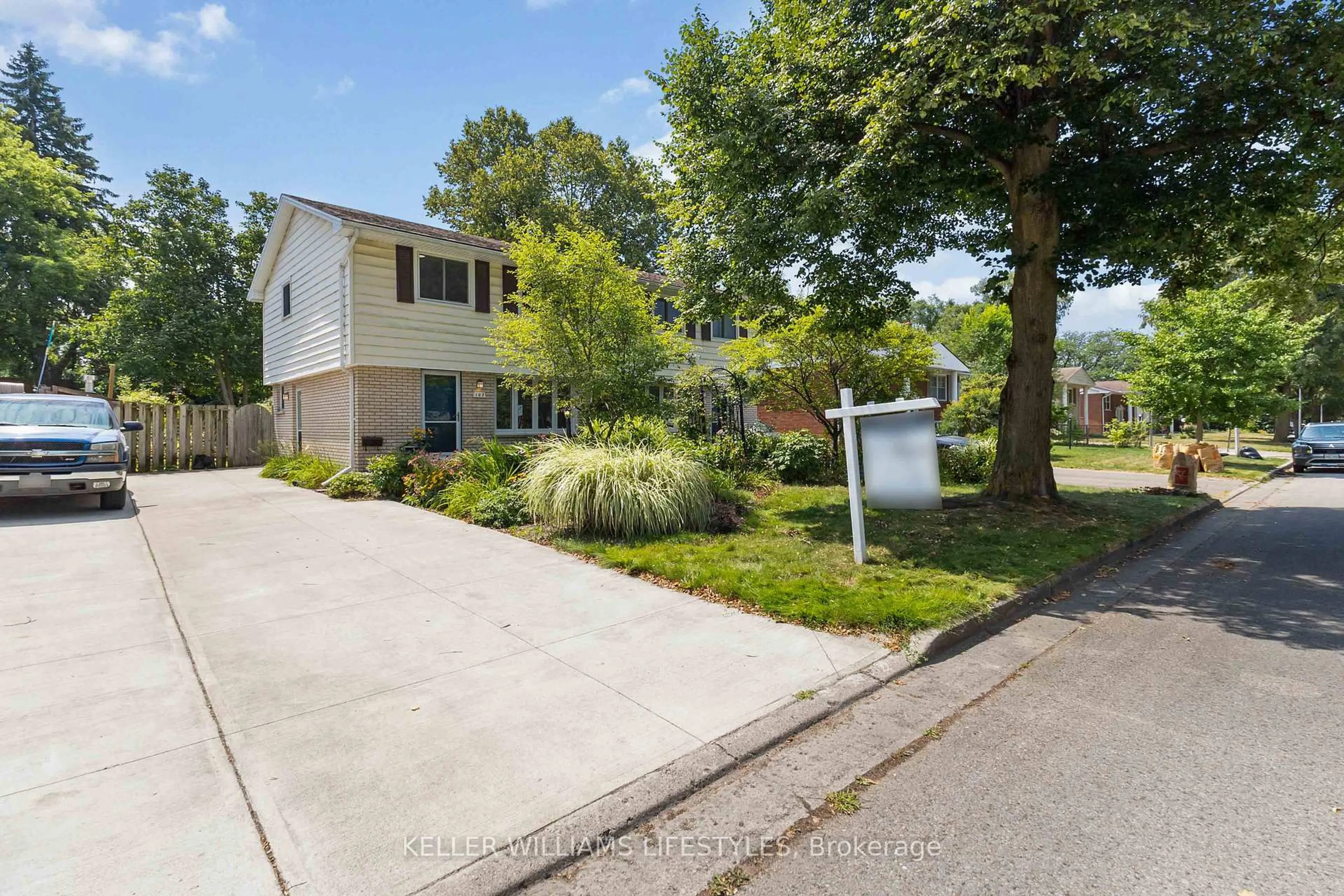 A pic from outside/outdoor area/front of a property/back of a property/a pic from drone, street for 107 Cecilia Ave, London East Ontario N5Y 3Z9