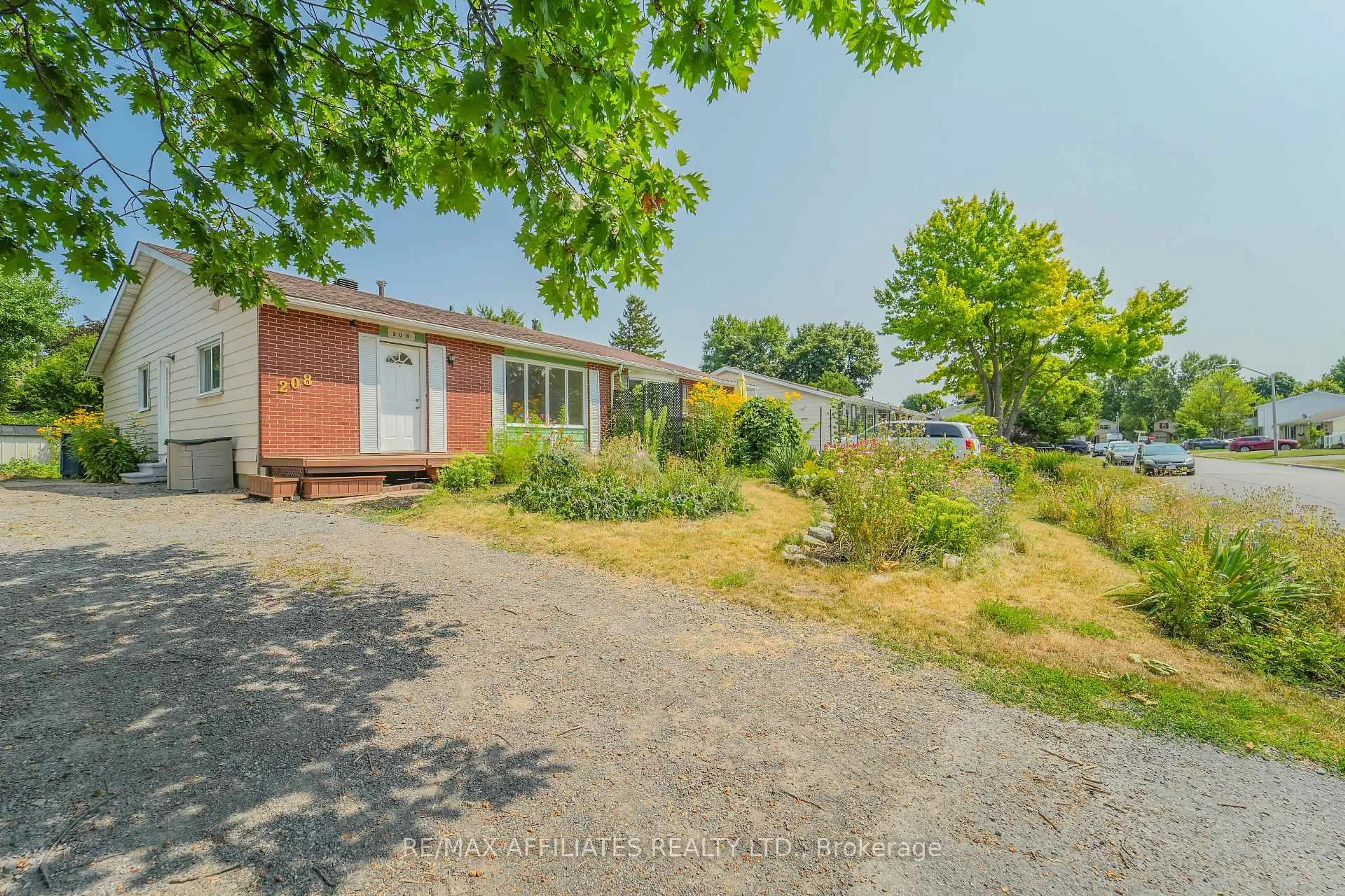 A pic from outside/outdoor area/front of a property/back of a property/a pic from drone, street for 208 Old Colony Rd, Ottawa Ontario K2L 1M7