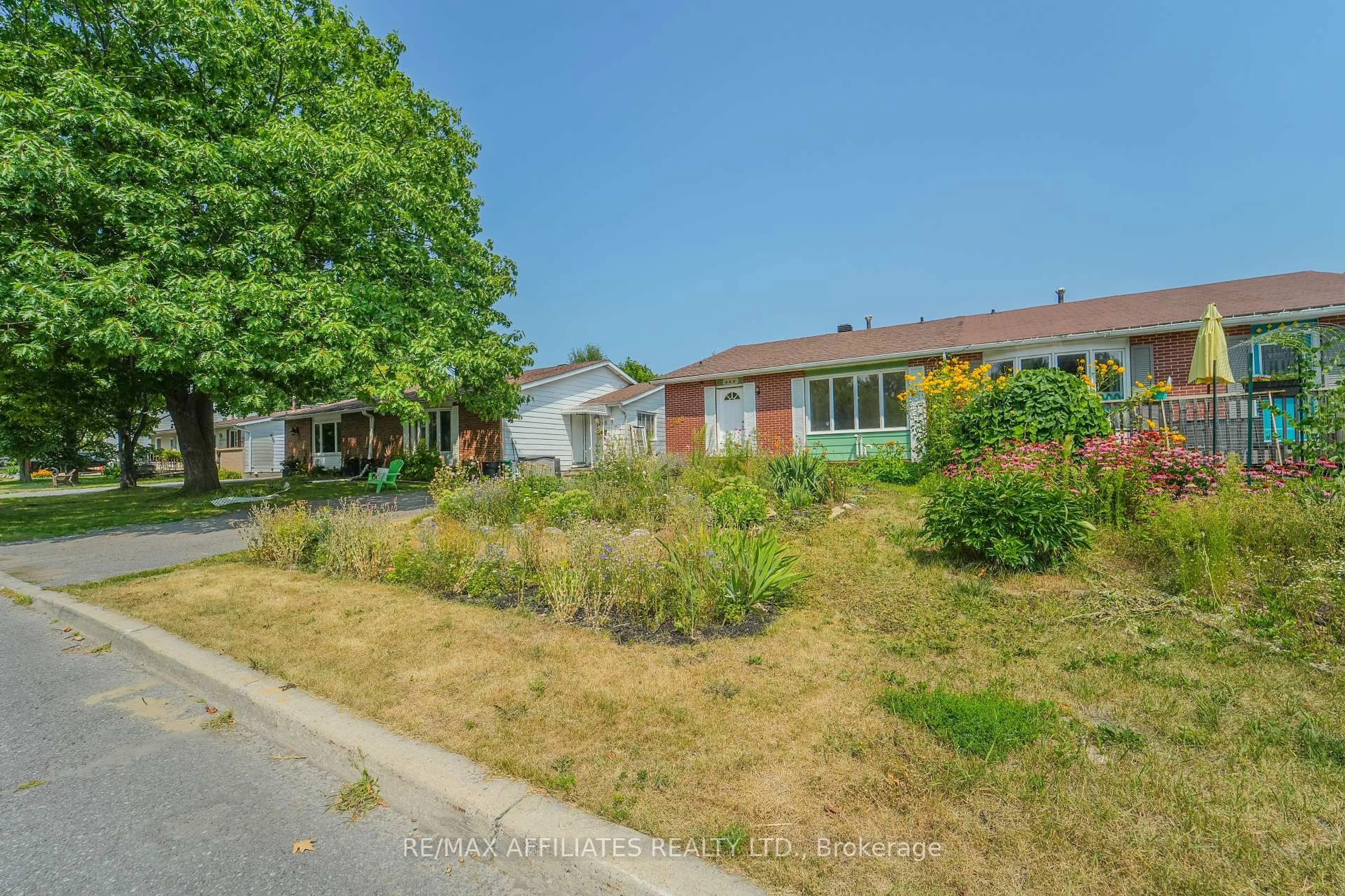 A pic from outside/outdoor area/front of a property/back of a property/a pic from drone, street for 208 Old Colony Rd, Ottawa Ontario K2L 1M7