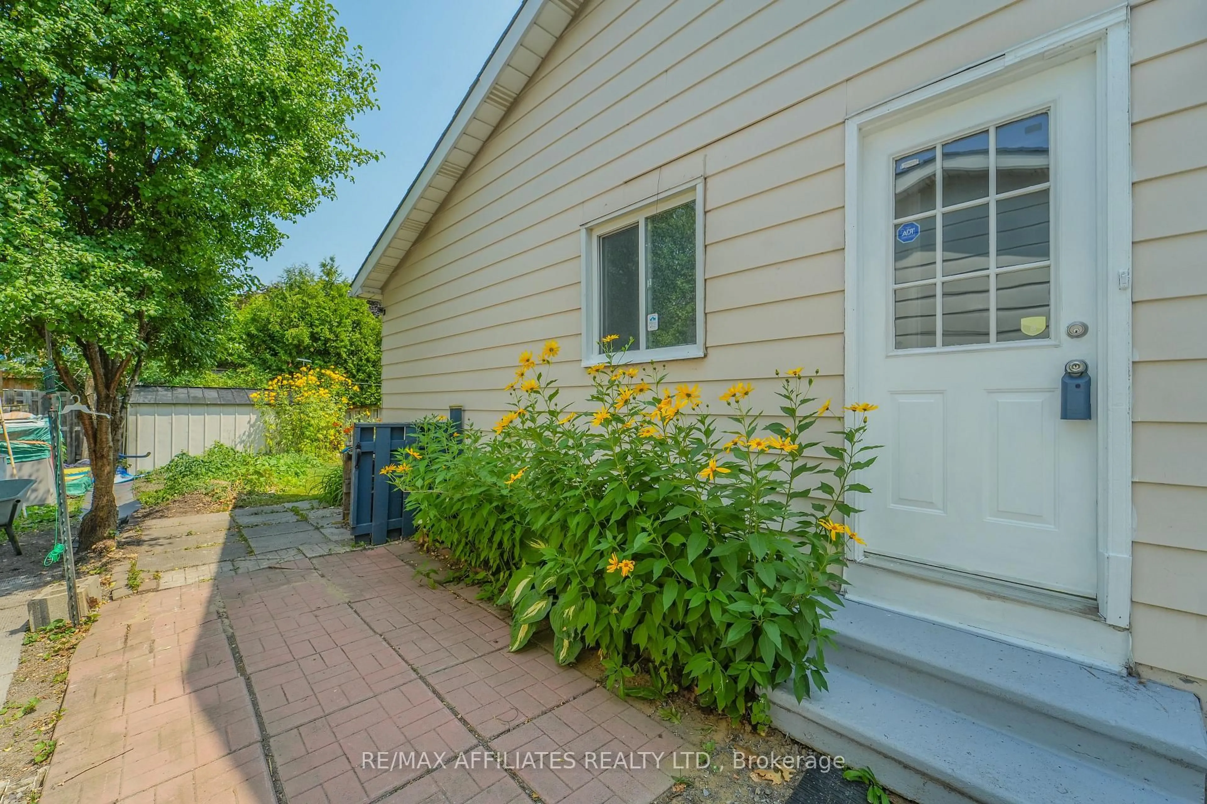 Patio, street for 208 Old Colony Rd, Ottawa Ontario K2L 1M7