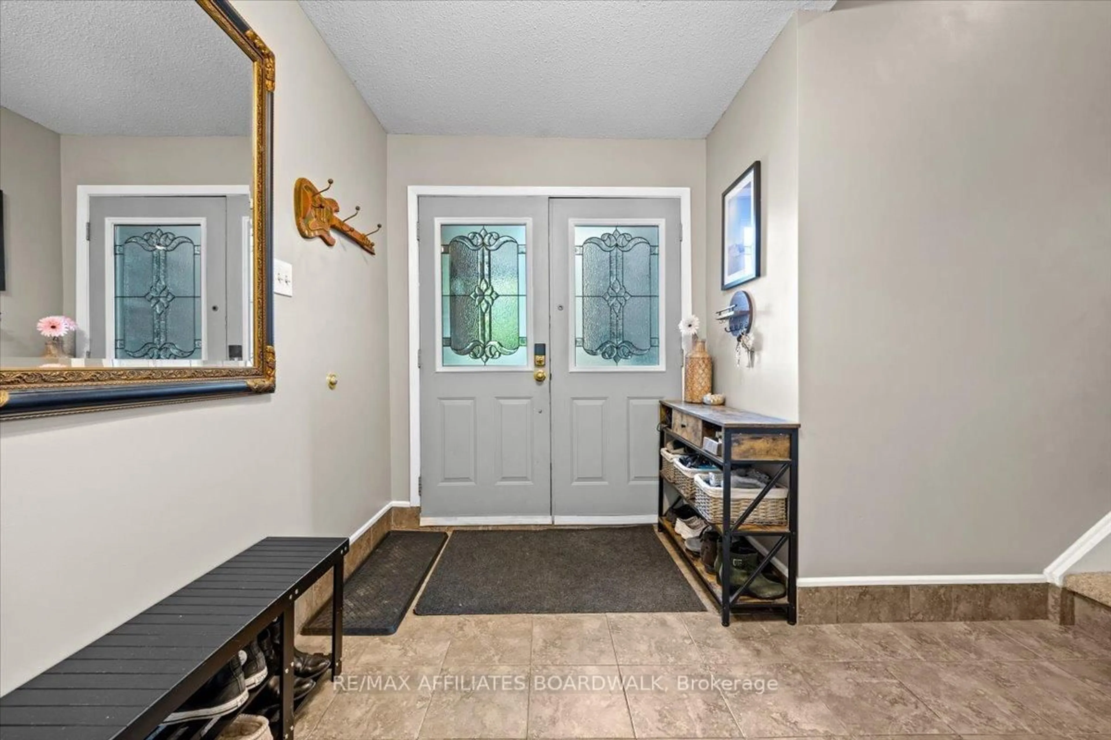 Indoor entryway for 16 Coolbrook Cres, Munster Ontario K0A 3P0