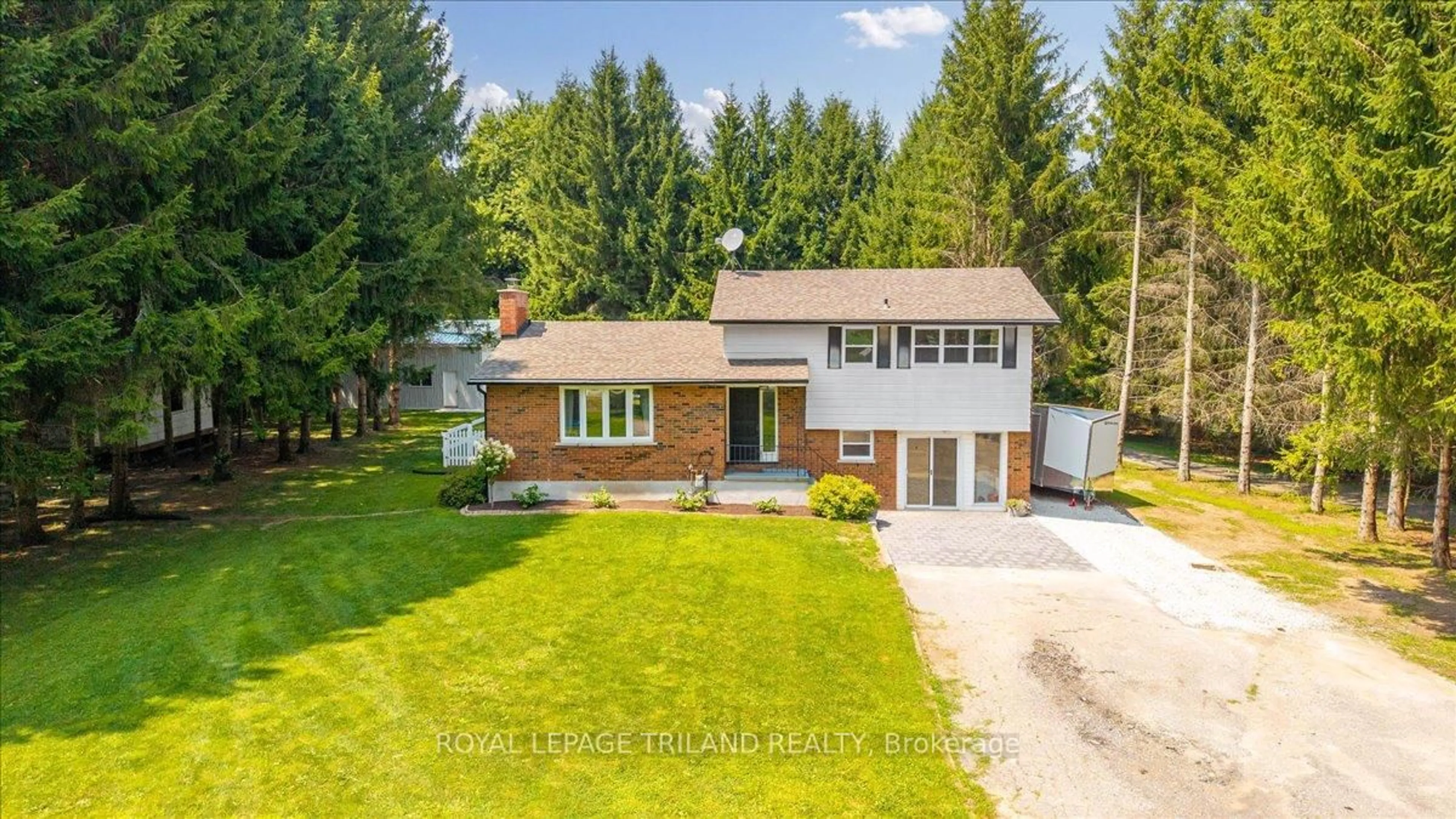 A pic from outside/outdoor area/front of a property/back of a property/a pic from drone, street for 5746 GLENDON Dr, Southwest Middlesex Ontario N0L 1A0