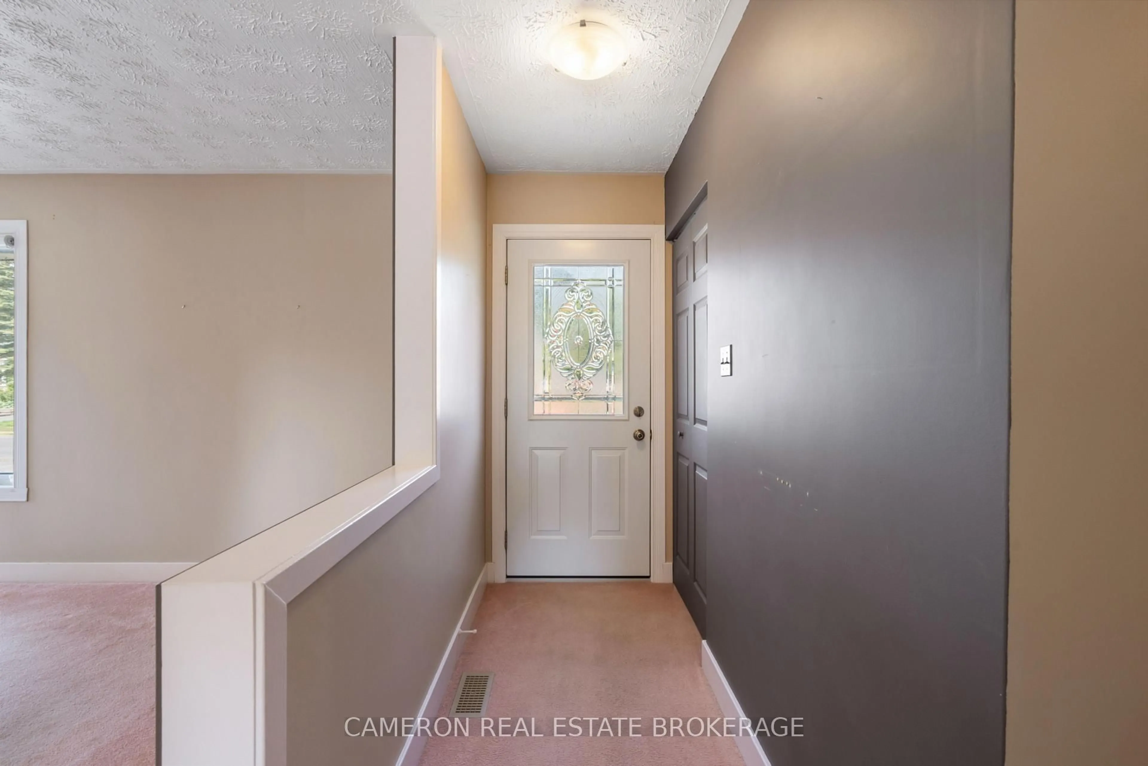 Indoor entryway for 1404 Princess St, Cornwall Ontario K6J 1S7