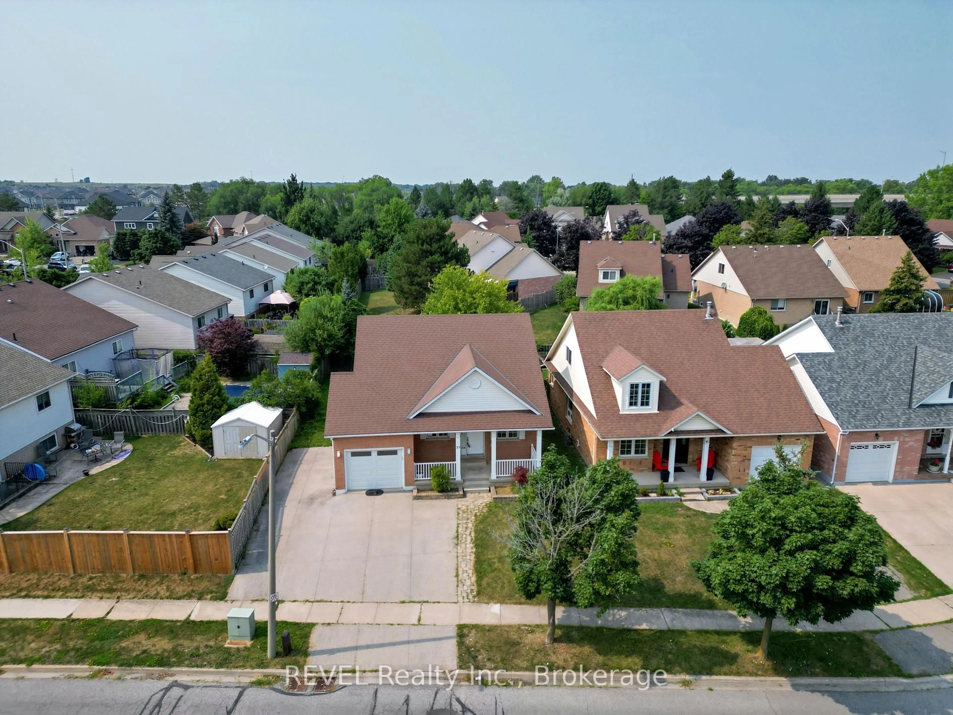 A pic from outside/outdoor area/front of a property/back of a property/a pic from drone, street for 35 Summers Dr, Thorold Ontario L2V 4Z9