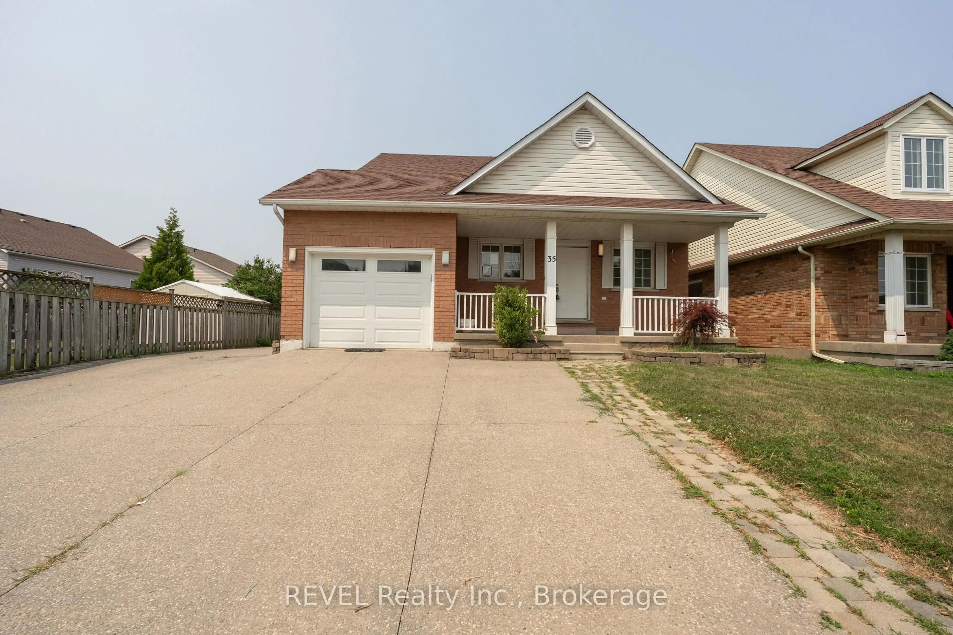 Home with brick exterior material, street for 35 Summers Dr, Thorold Ontario L2V 4Z9