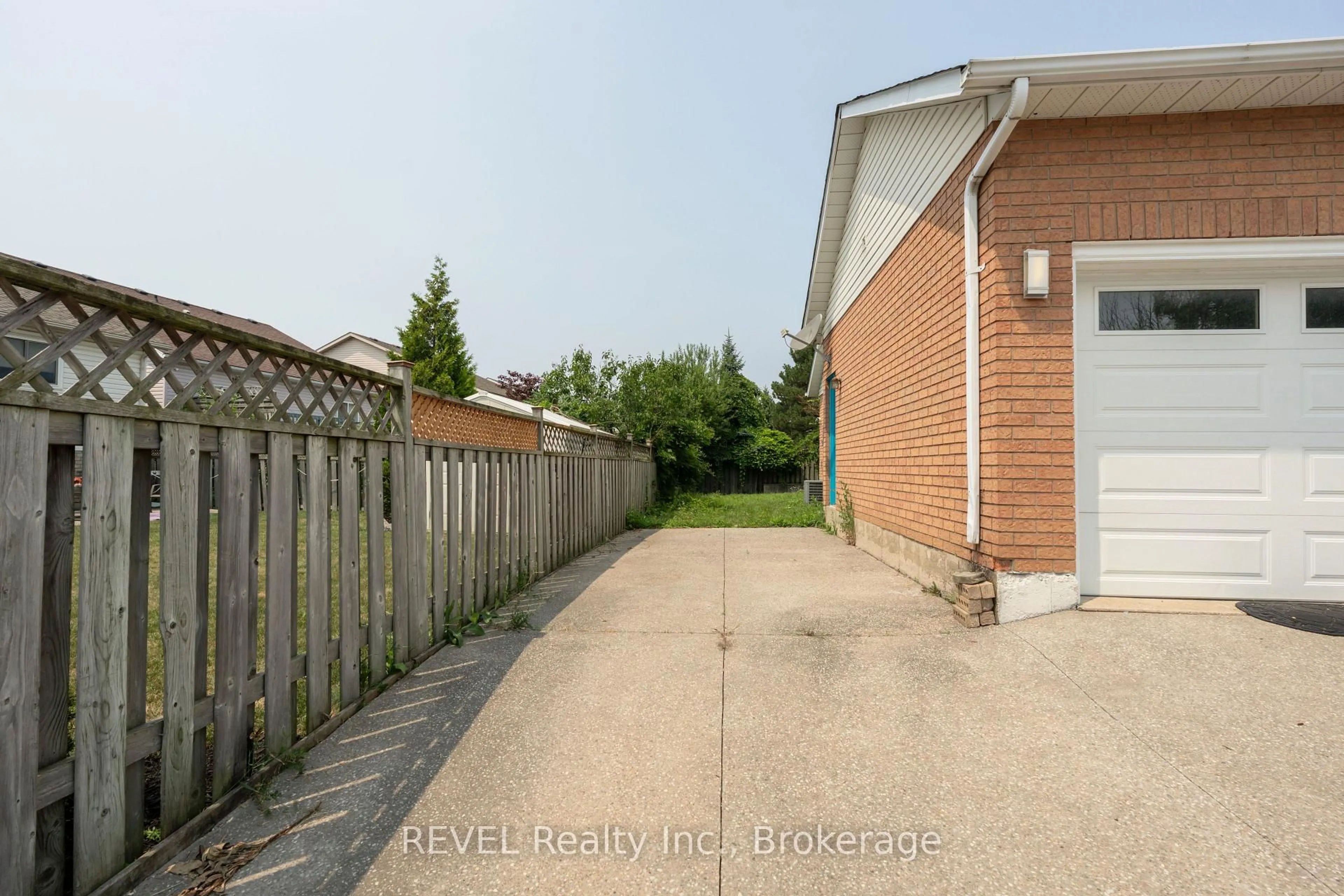 Patio, street for 35 Summers Dr, Thorold Ontario L2V 4Z9