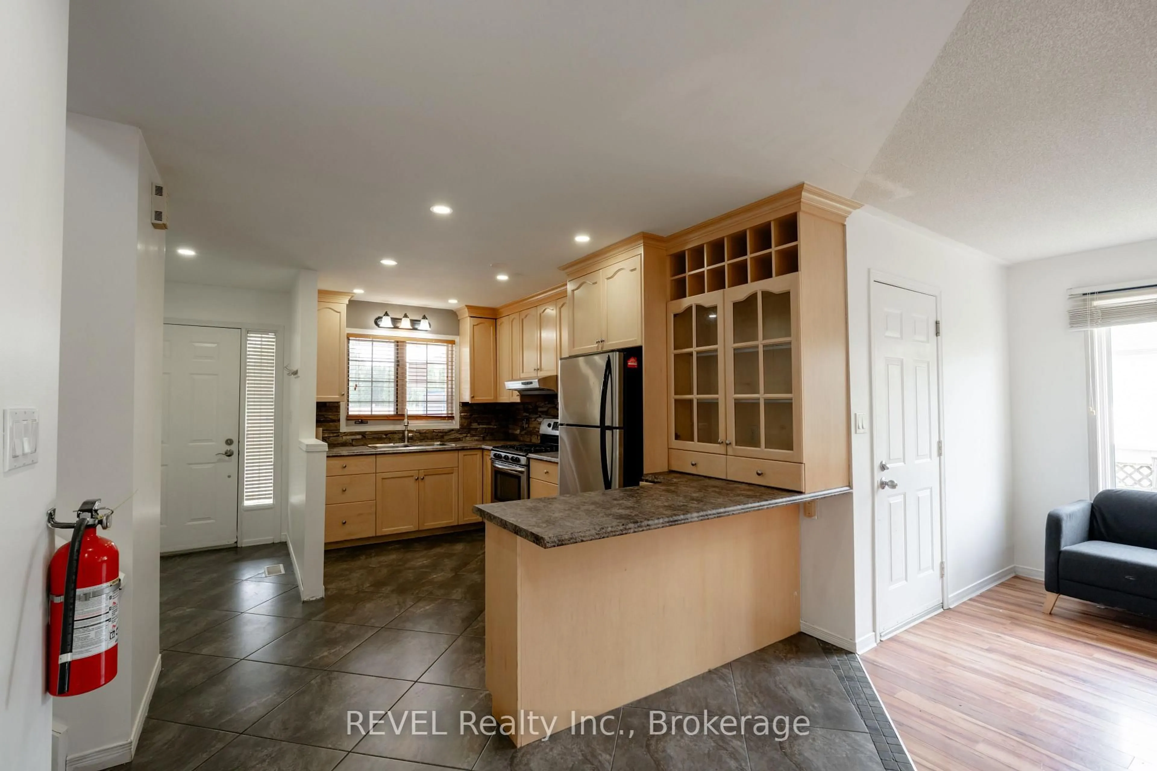 Open concept kitchen, ceramic/tile floor for 35 Summers Dr, Thorold Ontario L2V 4Z9