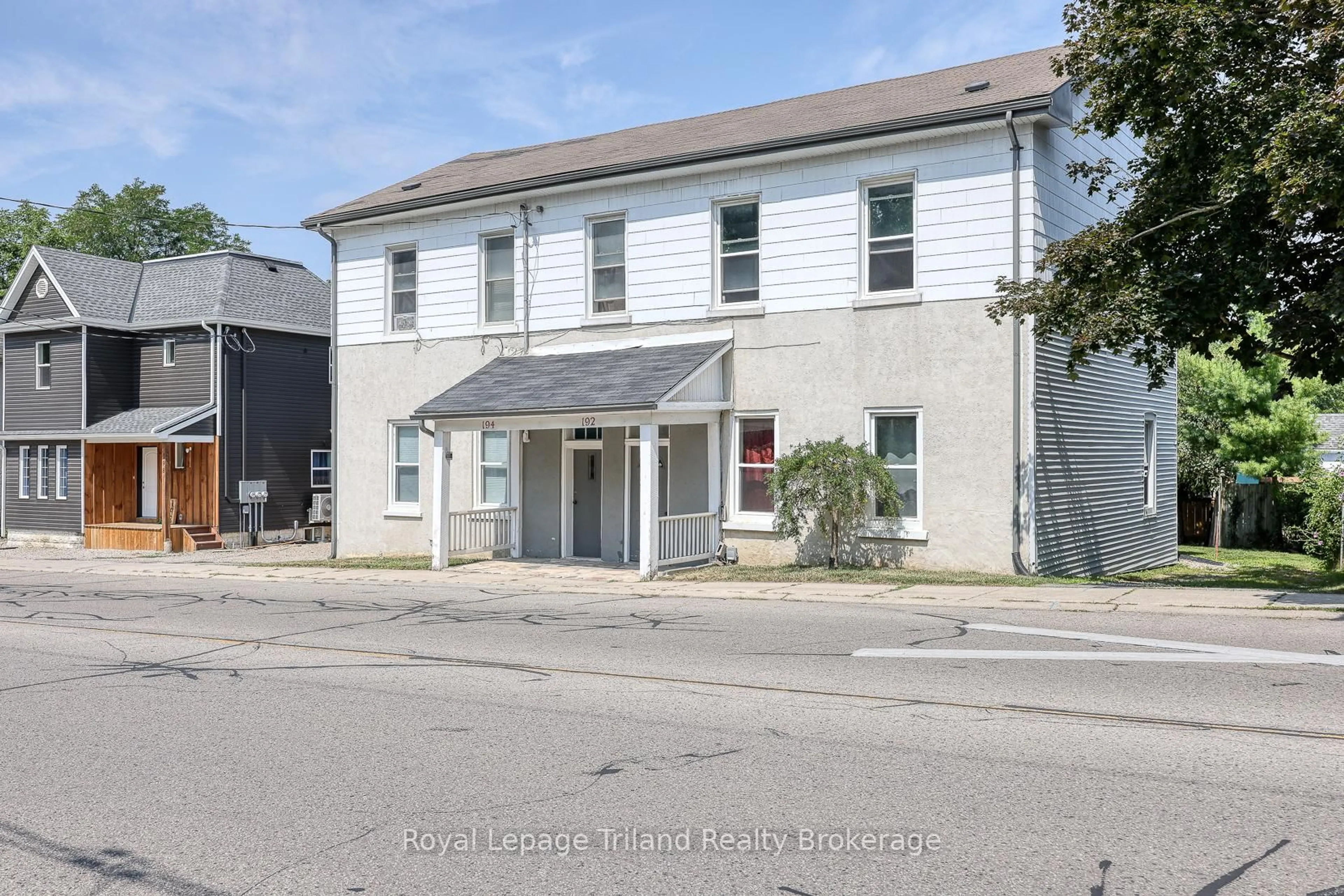 A pic from outside/outdoor area/front of a property/back of a property/a pic from drone, street for 192-194 King St, Ingersoll Ontario N5C 2K3