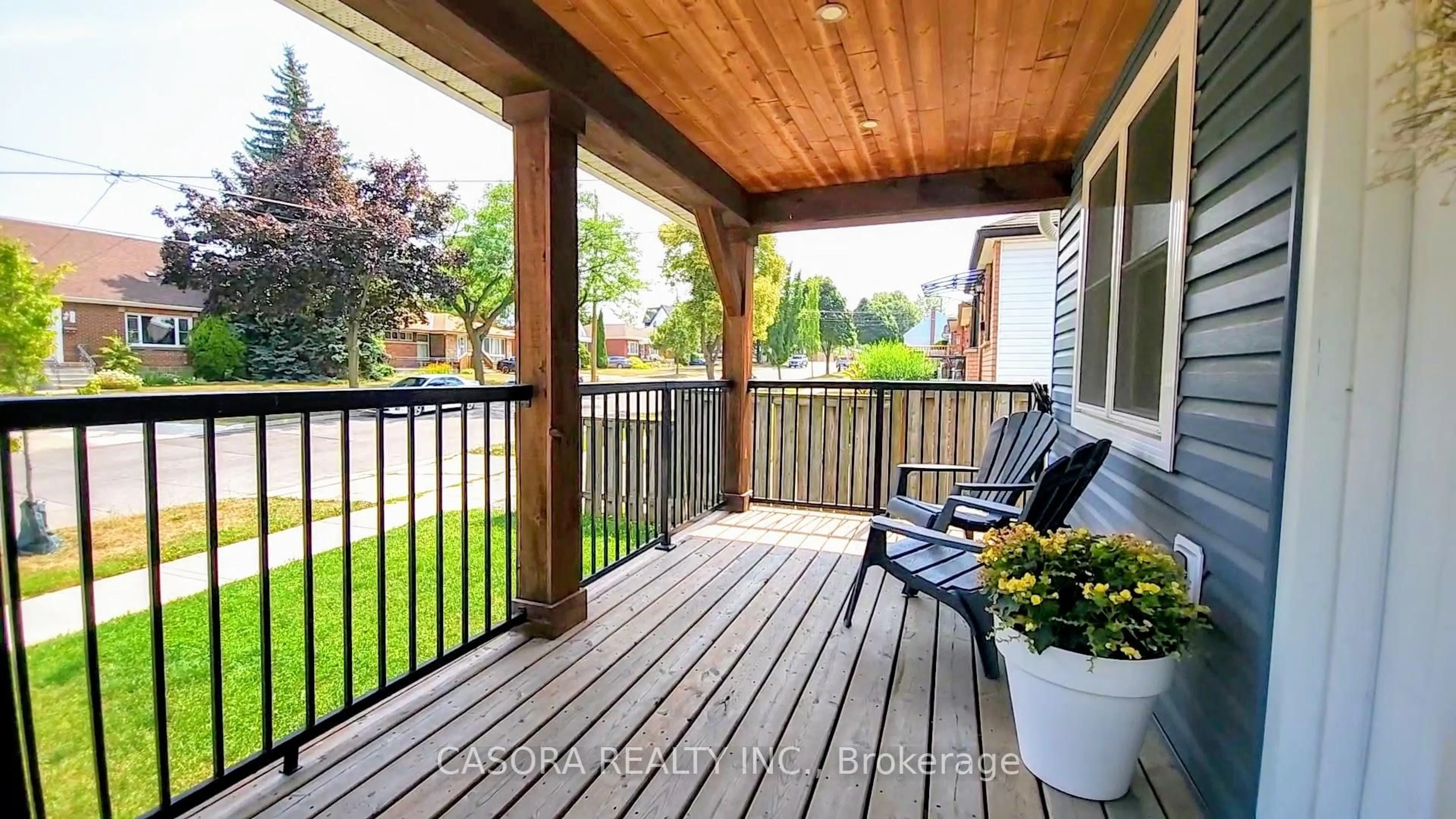 Patio, street for 324 East 43rd St, Hamilton Ontario L8T 3C7