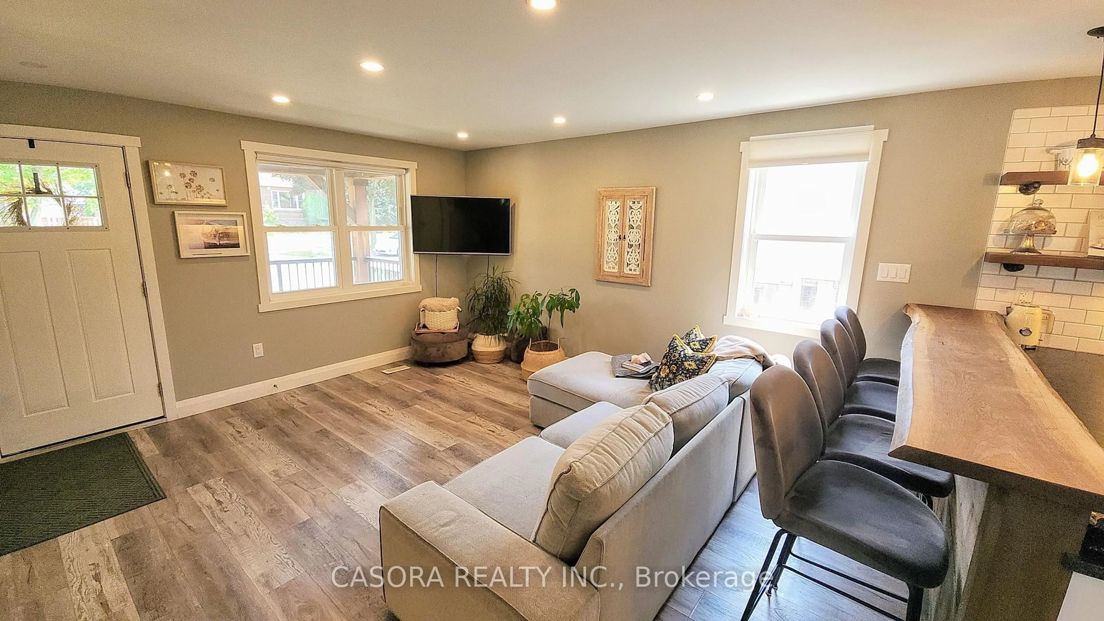 Living room with furniture, unknown for 324 East 43rd St, Hamilton Ontario L8T 3C7
