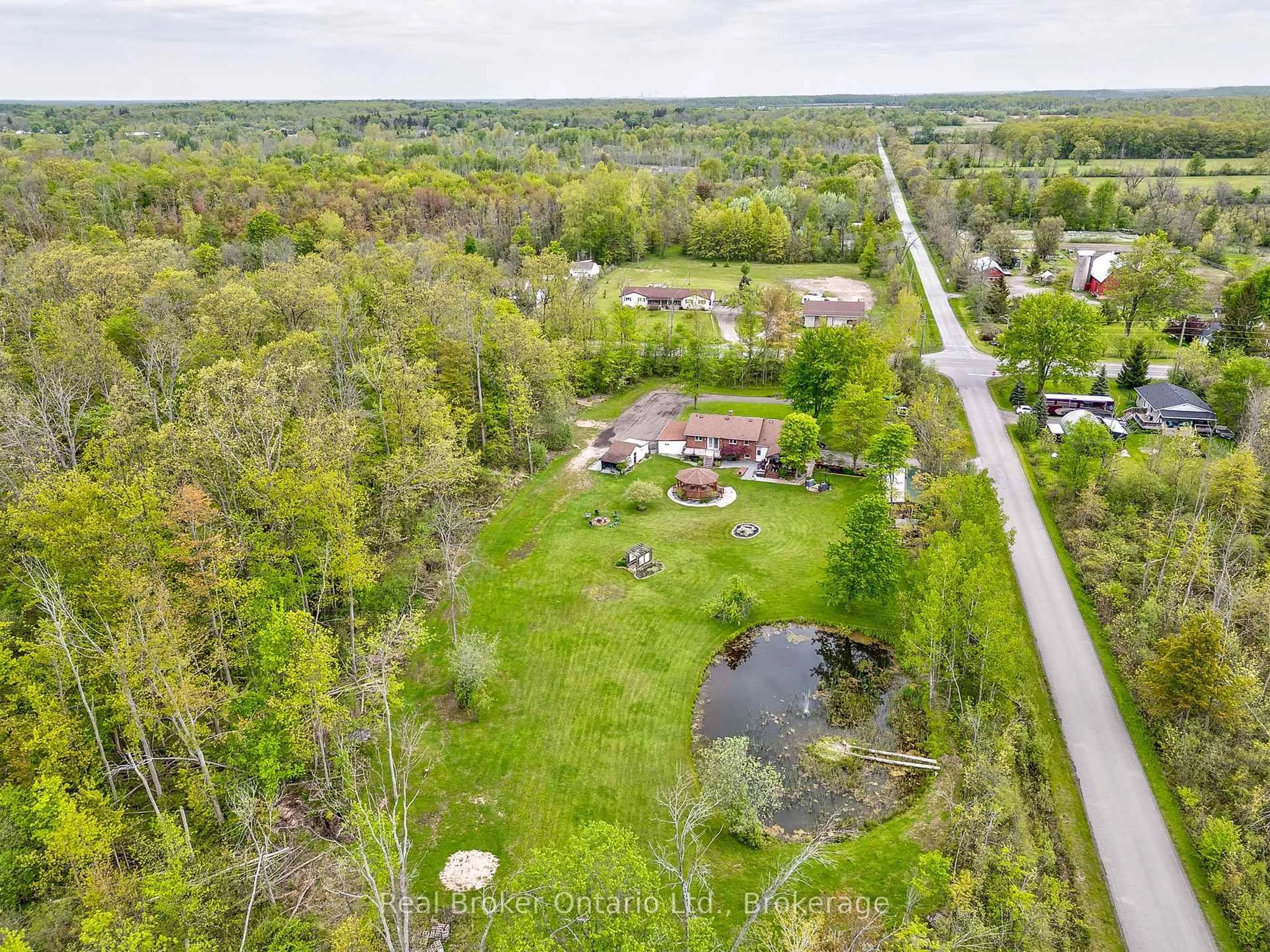 A pic from outside/outdoor area/front of a property/back of a property/a pic from drone, forest/trees view for 2859 Dominion Rd, Fort Erie Ontario L0S 1N0
