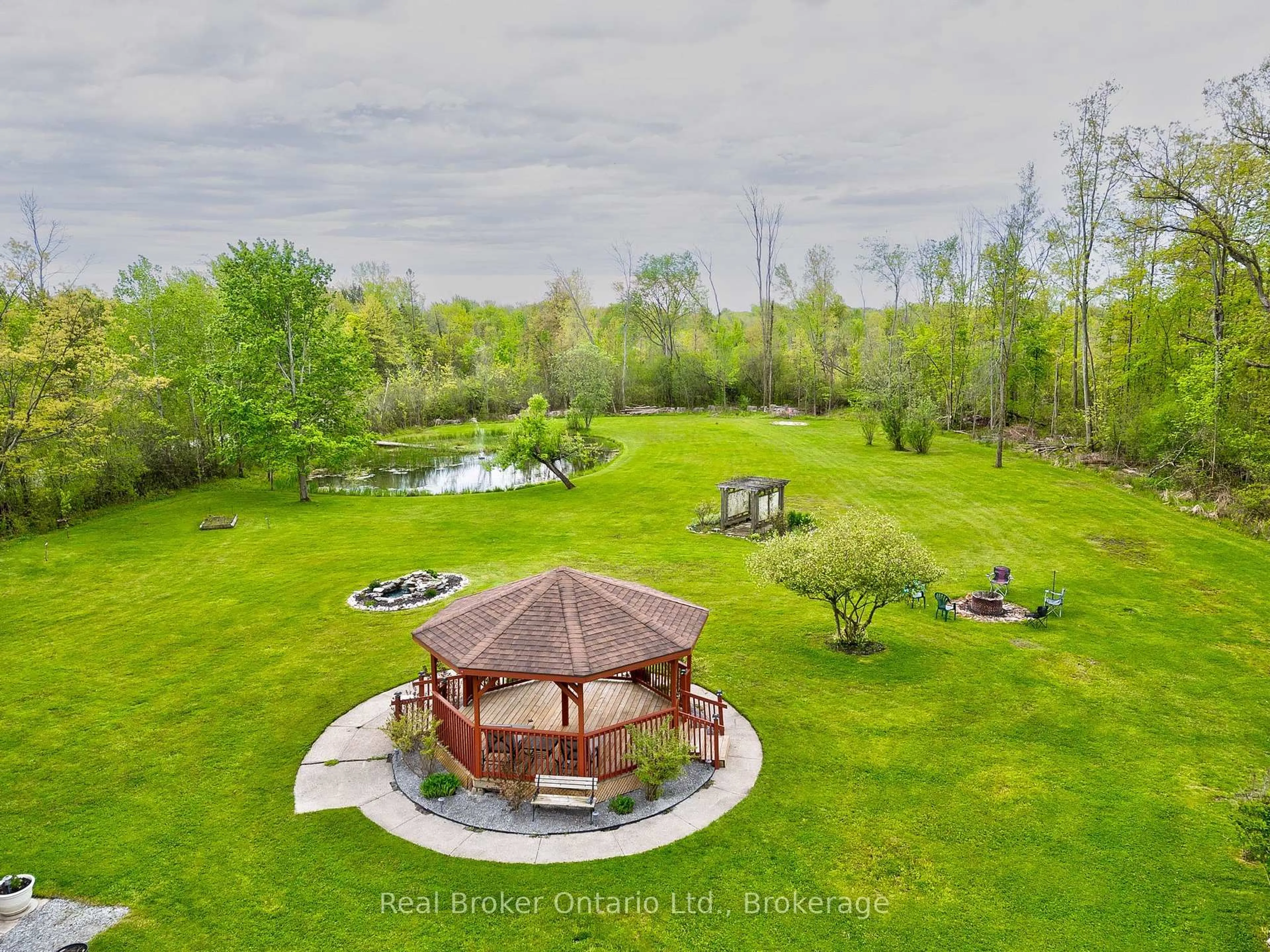 A pic from outside/outdoor area/front of a property/back of a property/a pic from drone, water/lake/river/ocean view for 2859 Dominion Rd, Fort Erie Ontario L0S 1N0