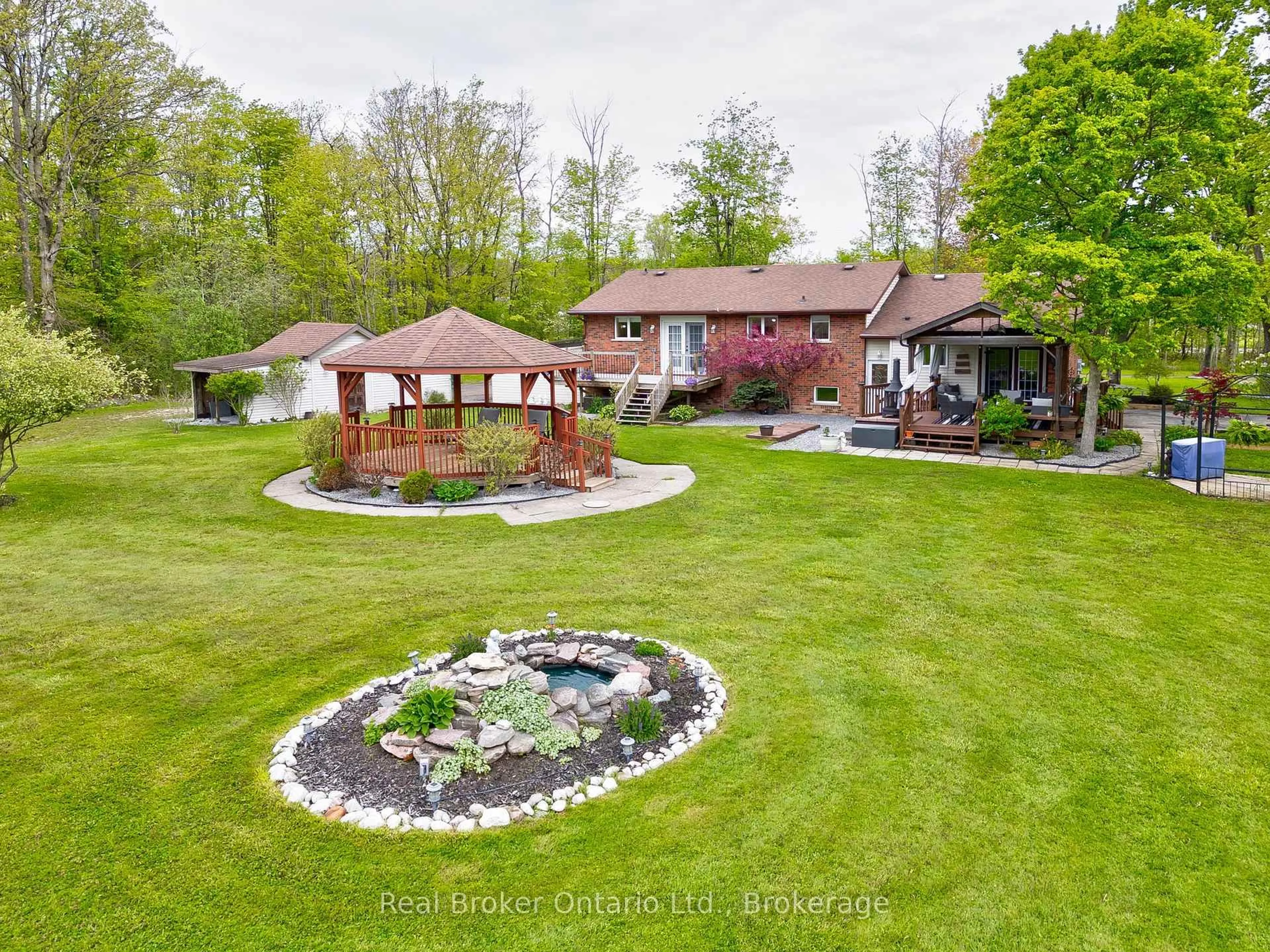 A pic from outside/outdoor area/front of a property/back of a property/a pic from drone, water/lake/river/ocean view for 2859 Dominion Rd, Fort Erie Ontario L0S 1N0