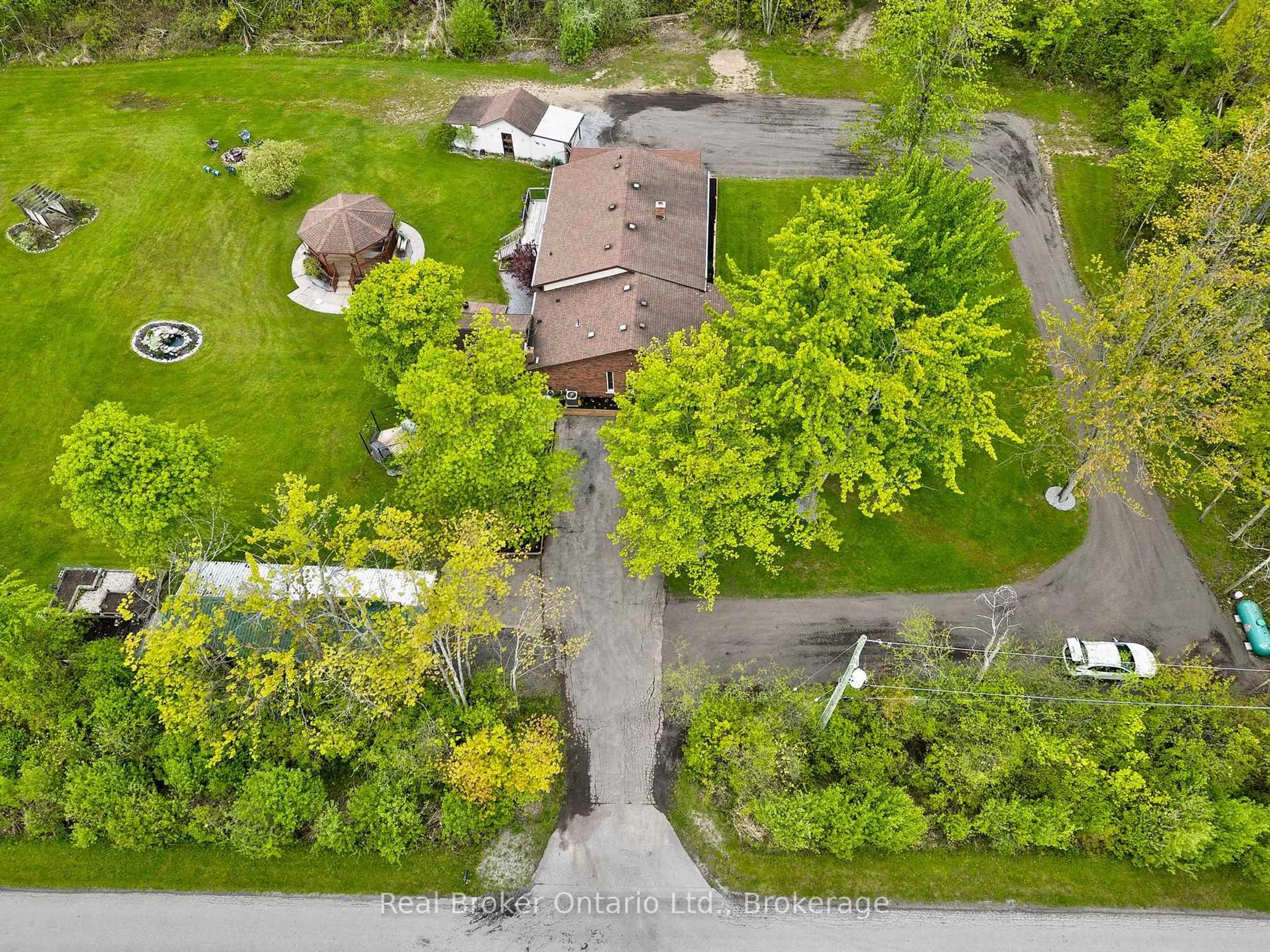 A pic from outside/outdoor area/front of a property/back of a property/a pic from drone, street for 2859 Dominion Rd, Fort Erie Ontario L0S 1N0