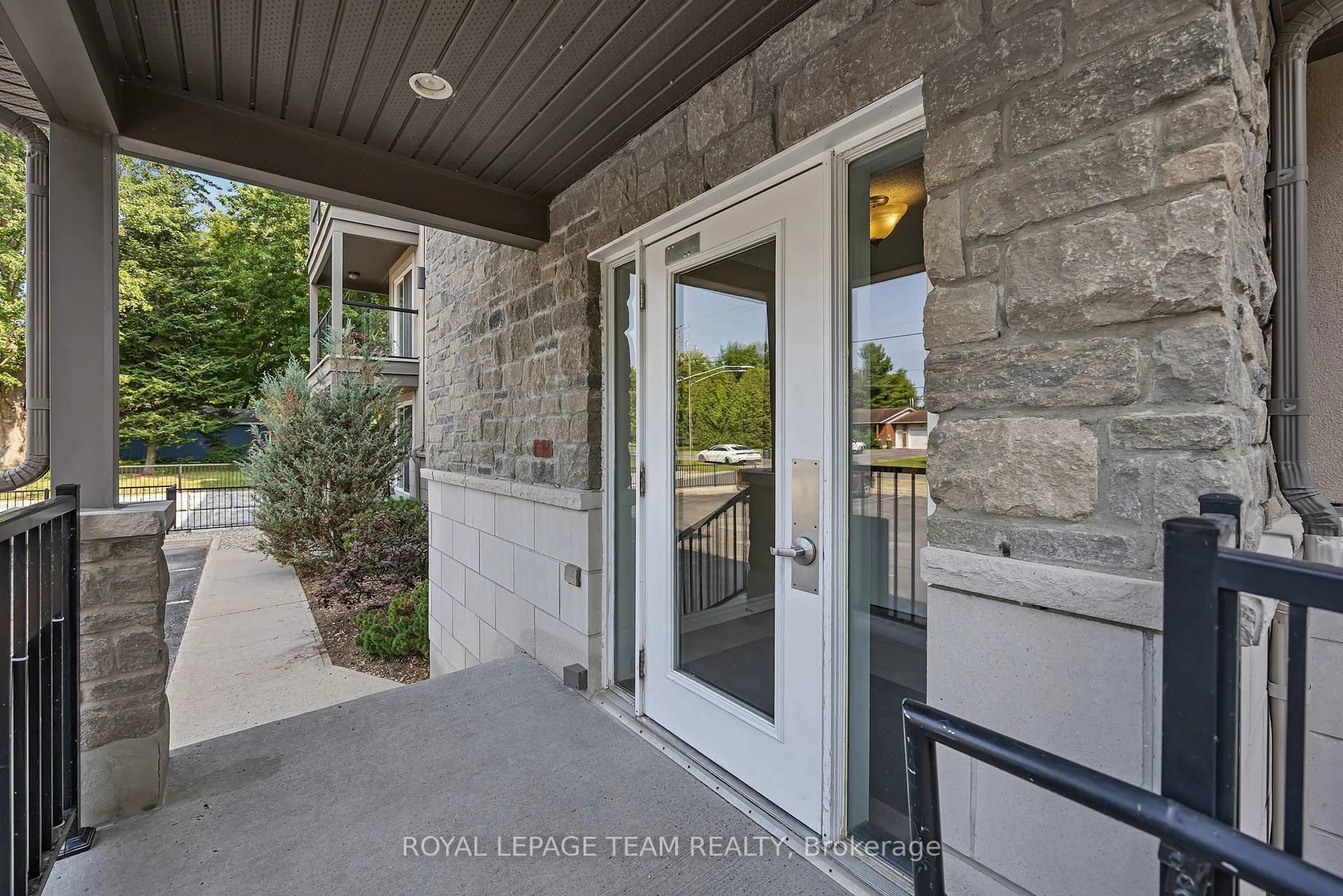 Indoor entryway for 2 Warner St #202, Russell Ontario K4R 0B4
